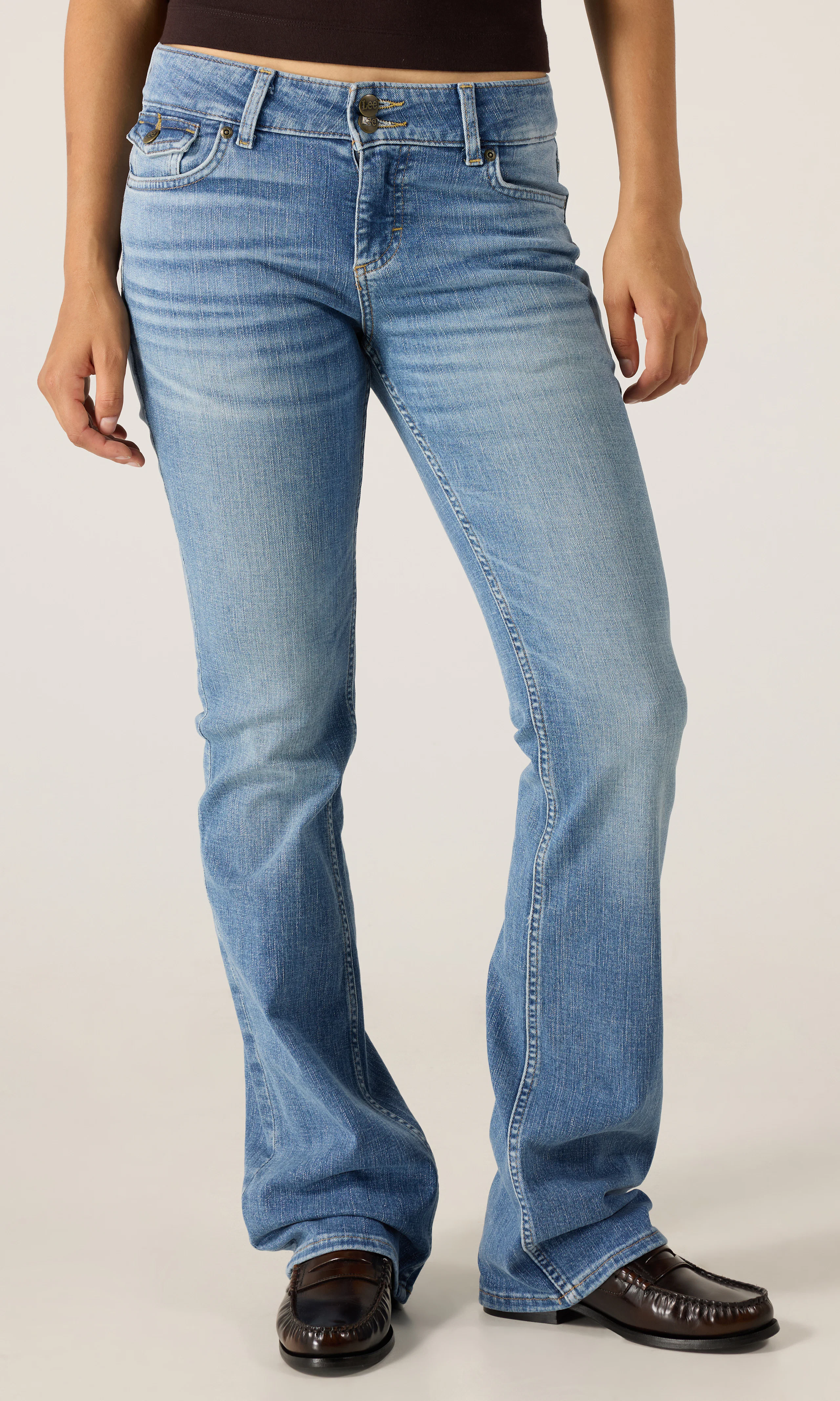 Flap Pocket Jessica Keskisiniset Farkut. Front. Model.