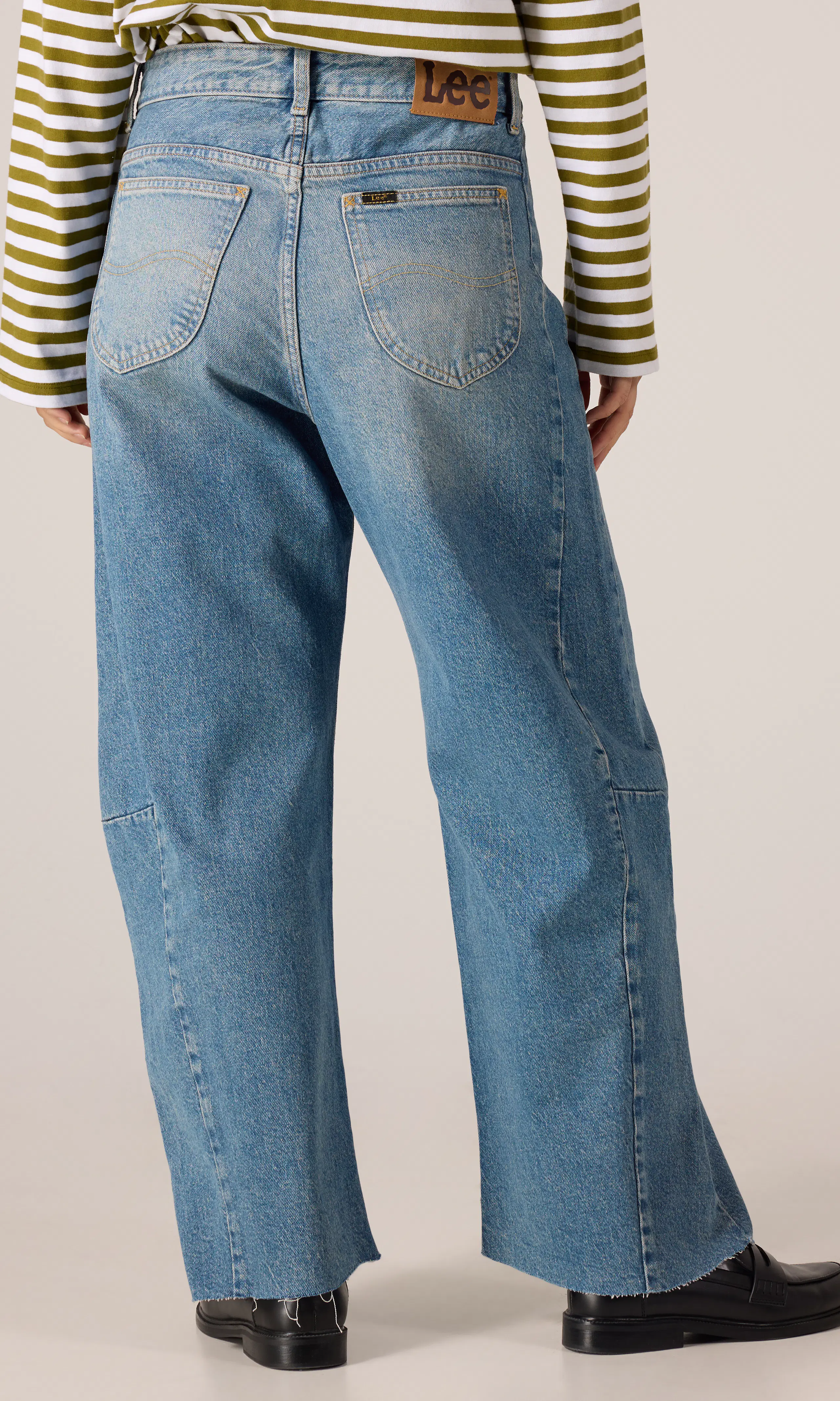 Rider Barrel Ljusblå Jeans. Back. Model.