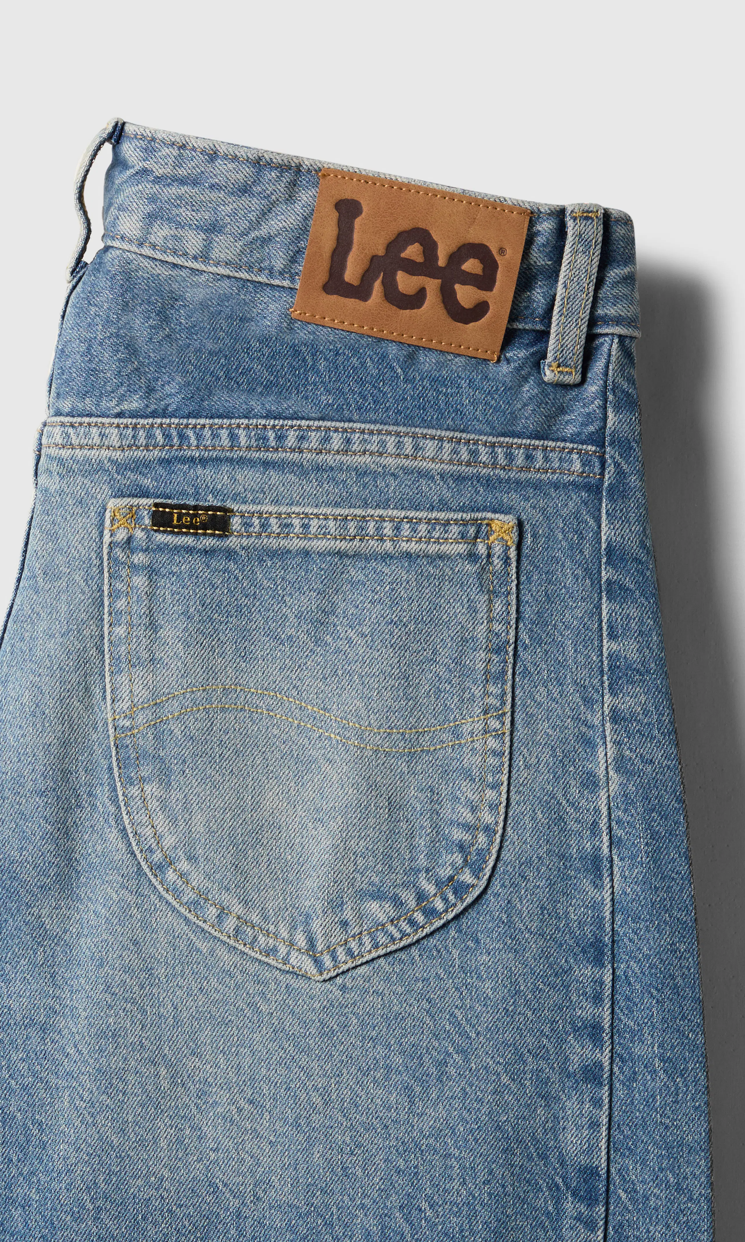 Rider Barrel Ljusblå Jeans. Detail 1. Flat.