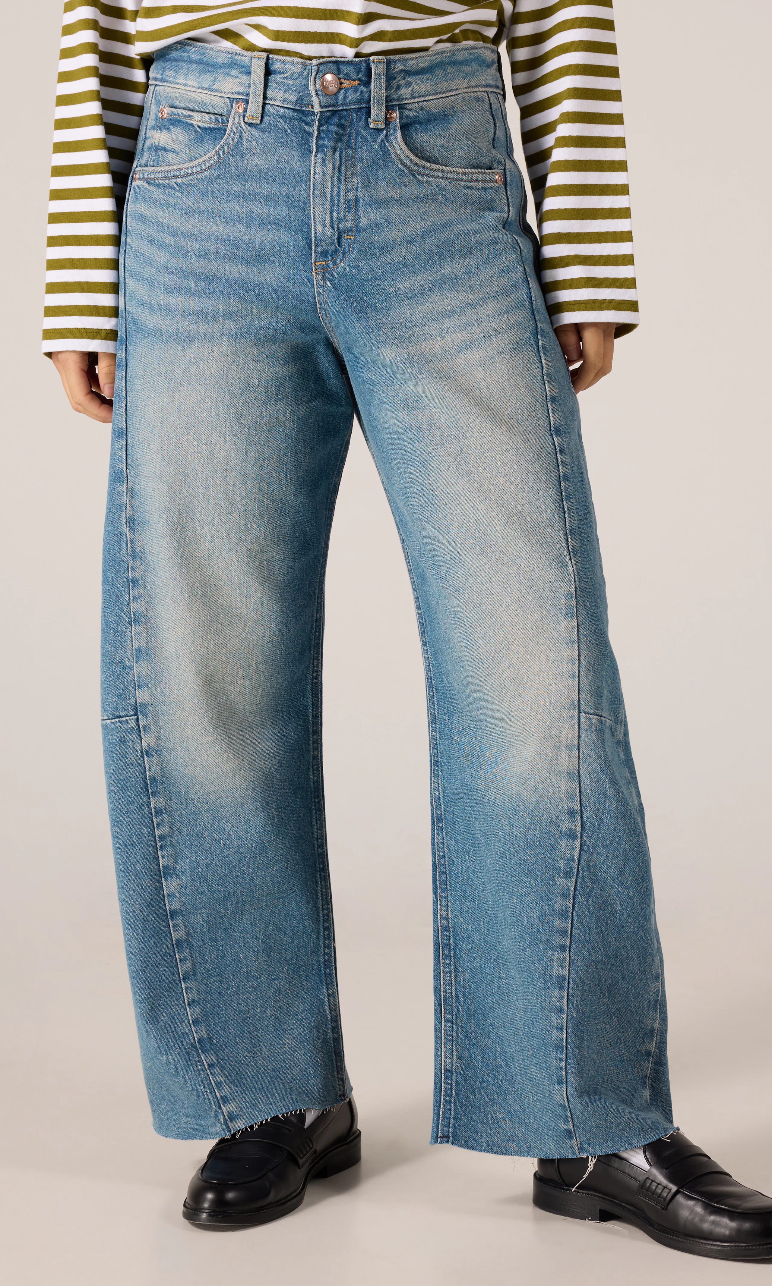 Rider Barrel Ljusblå Jeans. Front. Model.
