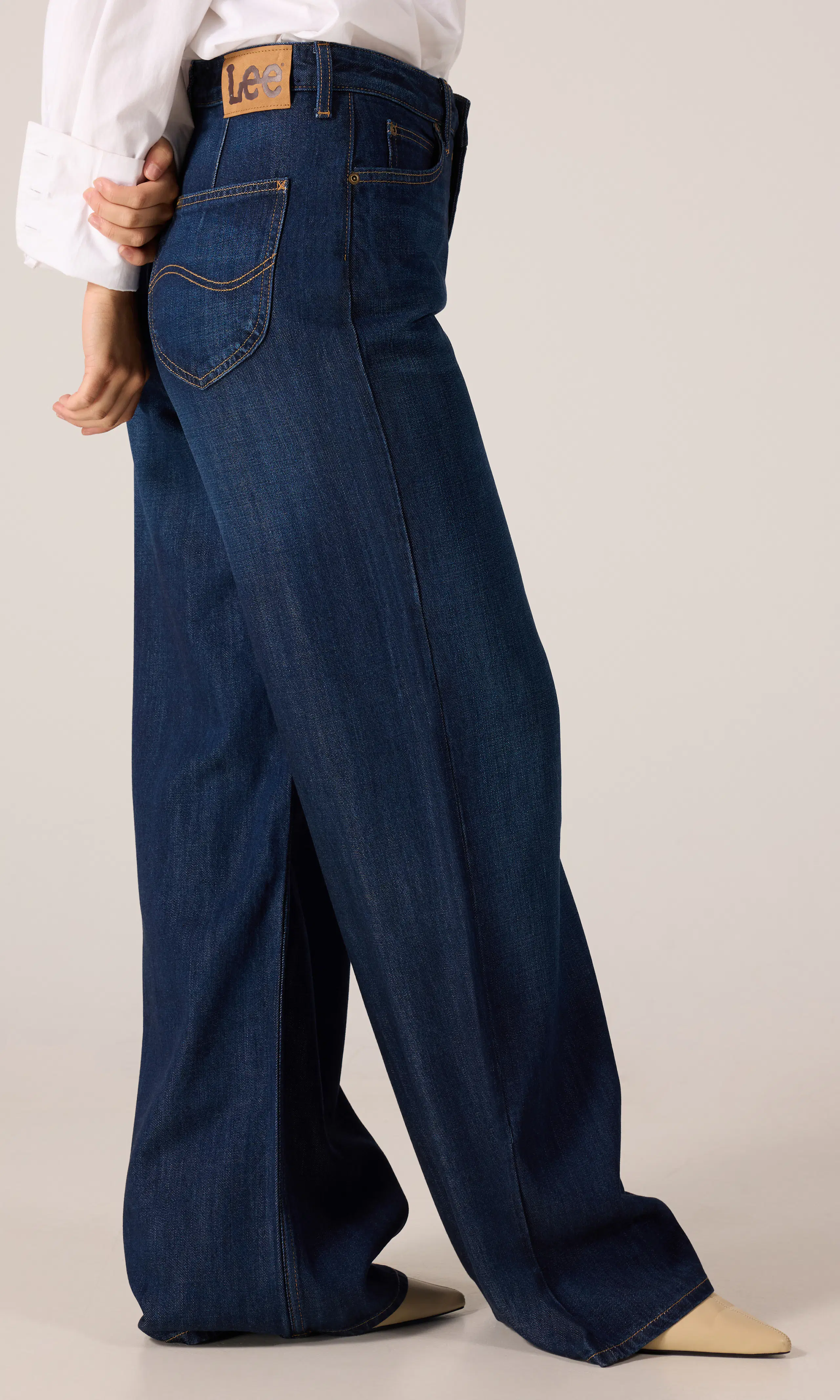 Stella Mørk Blå Jeans. Front 2. Model.