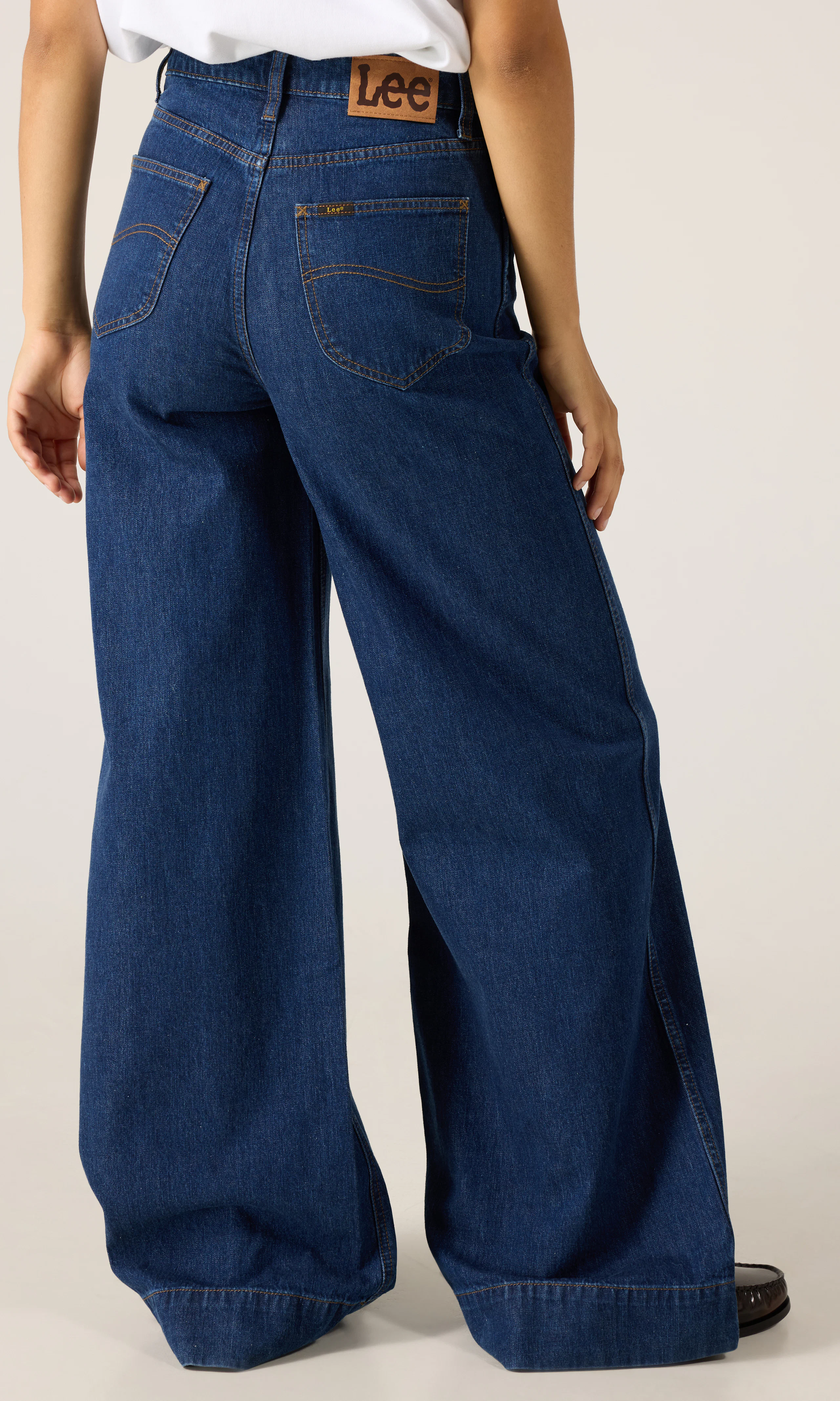 Extreme Stella Mörkblå Jeans. Back. Model.