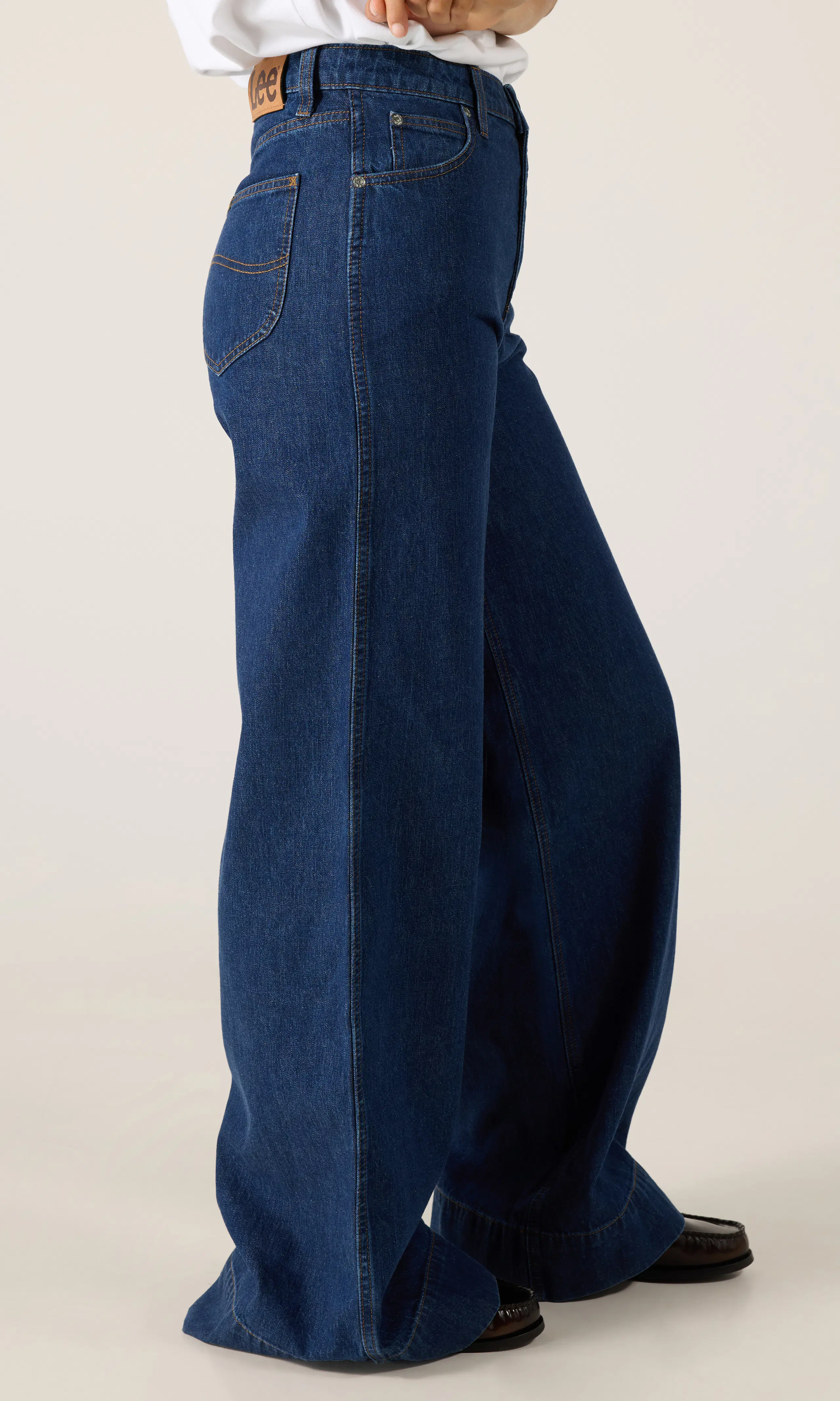 Extreme Stella Mörkblå Jeans. Front 2. Model.