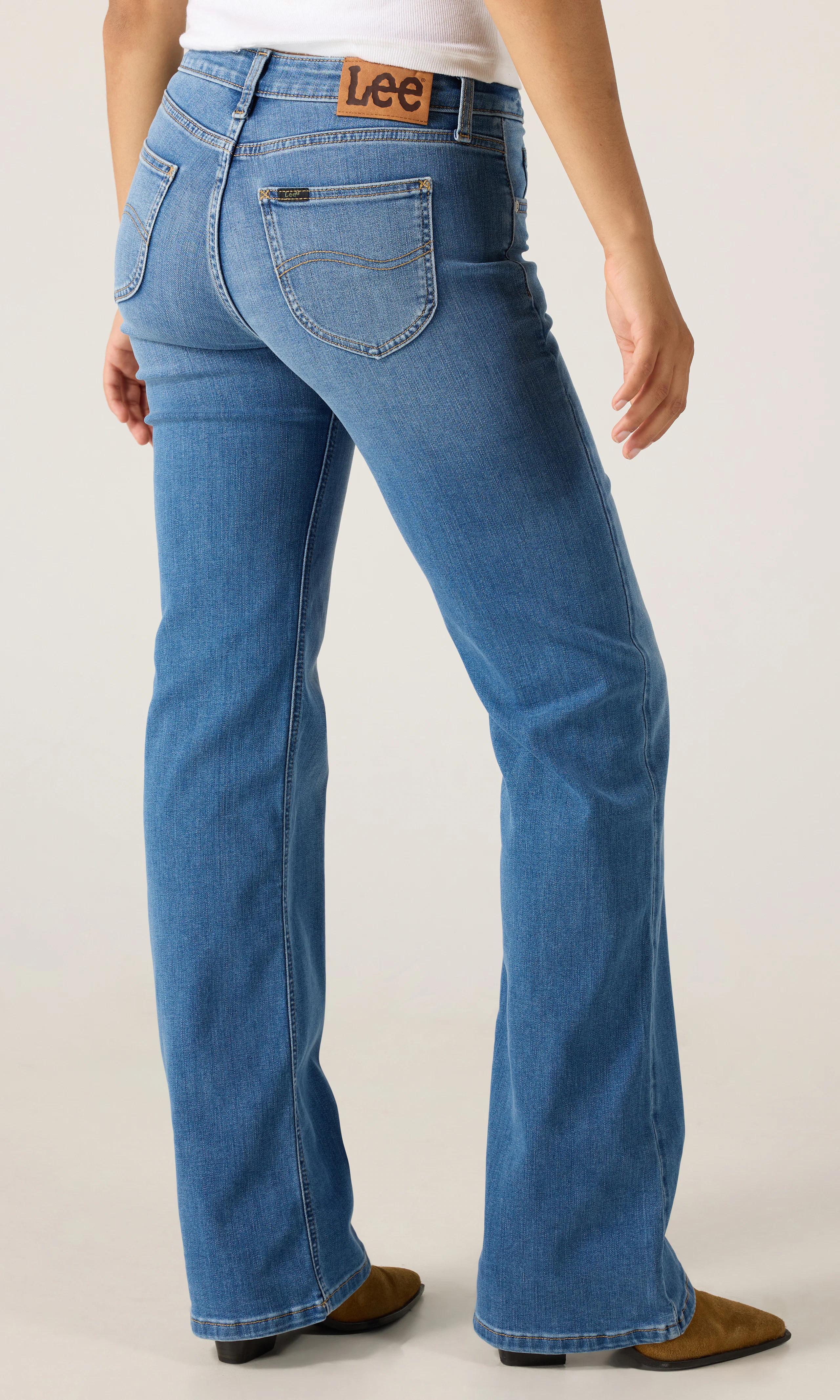 Lana Mid Rise Boot Medium Blå Jeans. Back. Model.