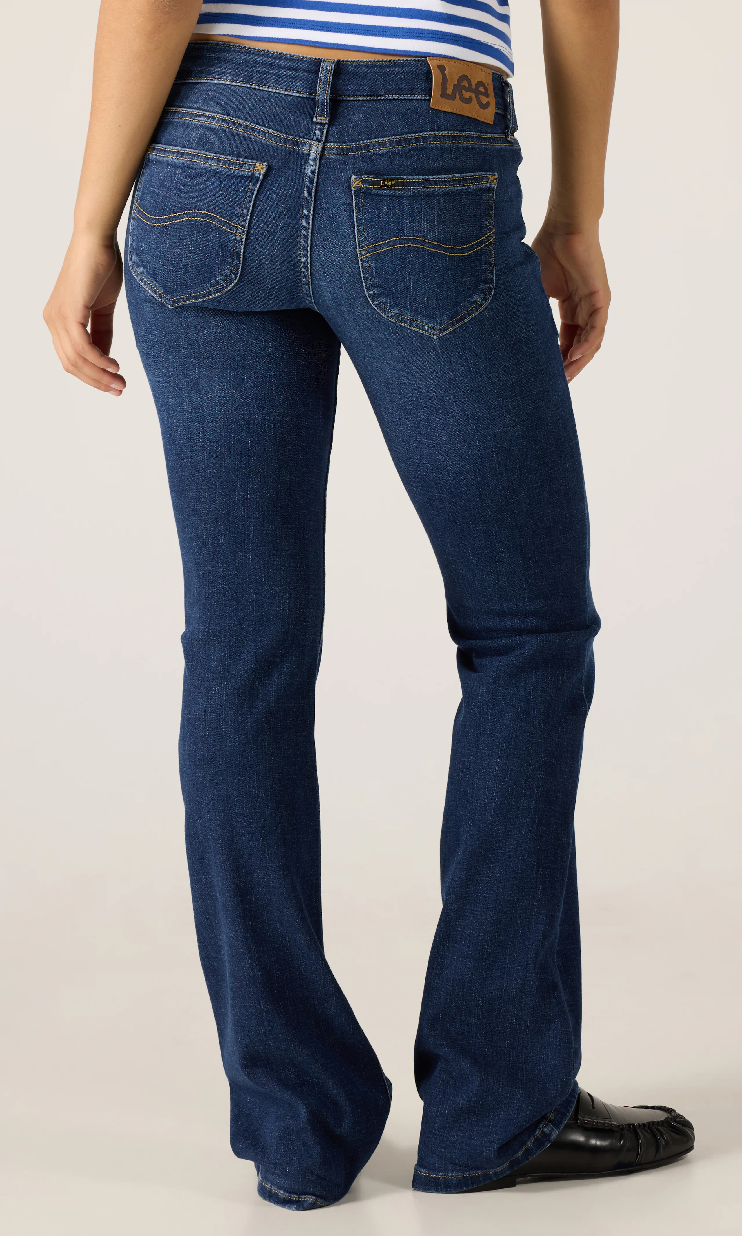 Jessica Mörkblå Jeans. Back. Model.