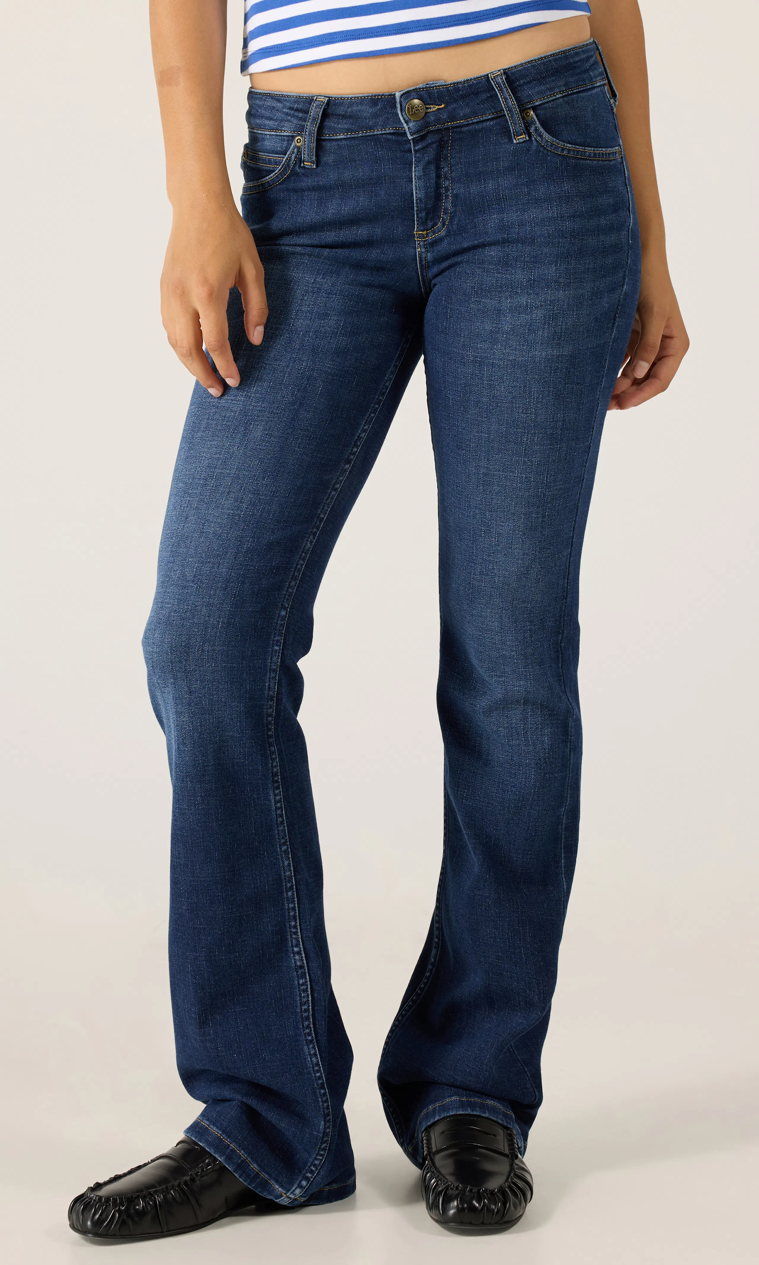 Jessica Mörkblå Jeans. Front. Model.
