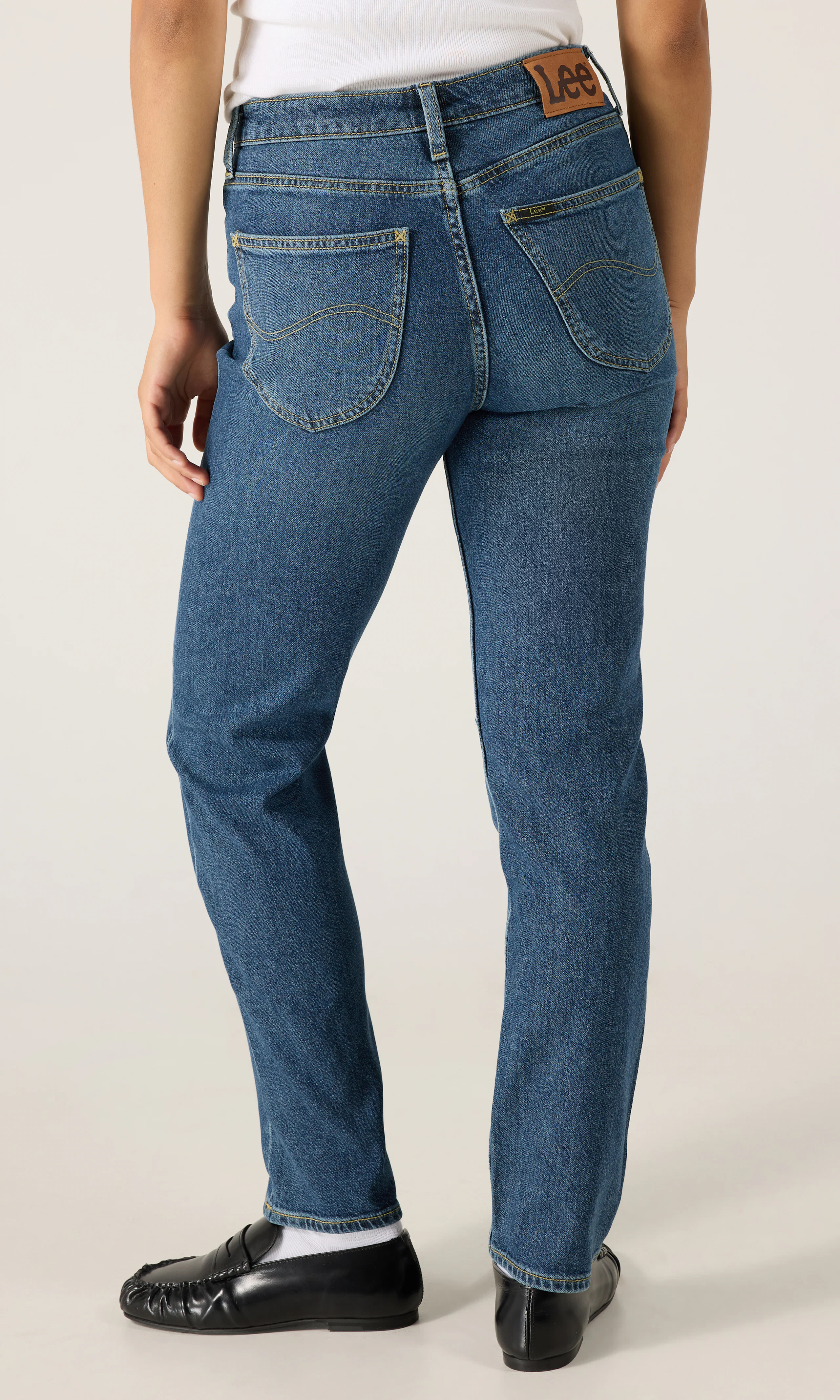 Carol Mørk Blå Jeans. Back. Model.
