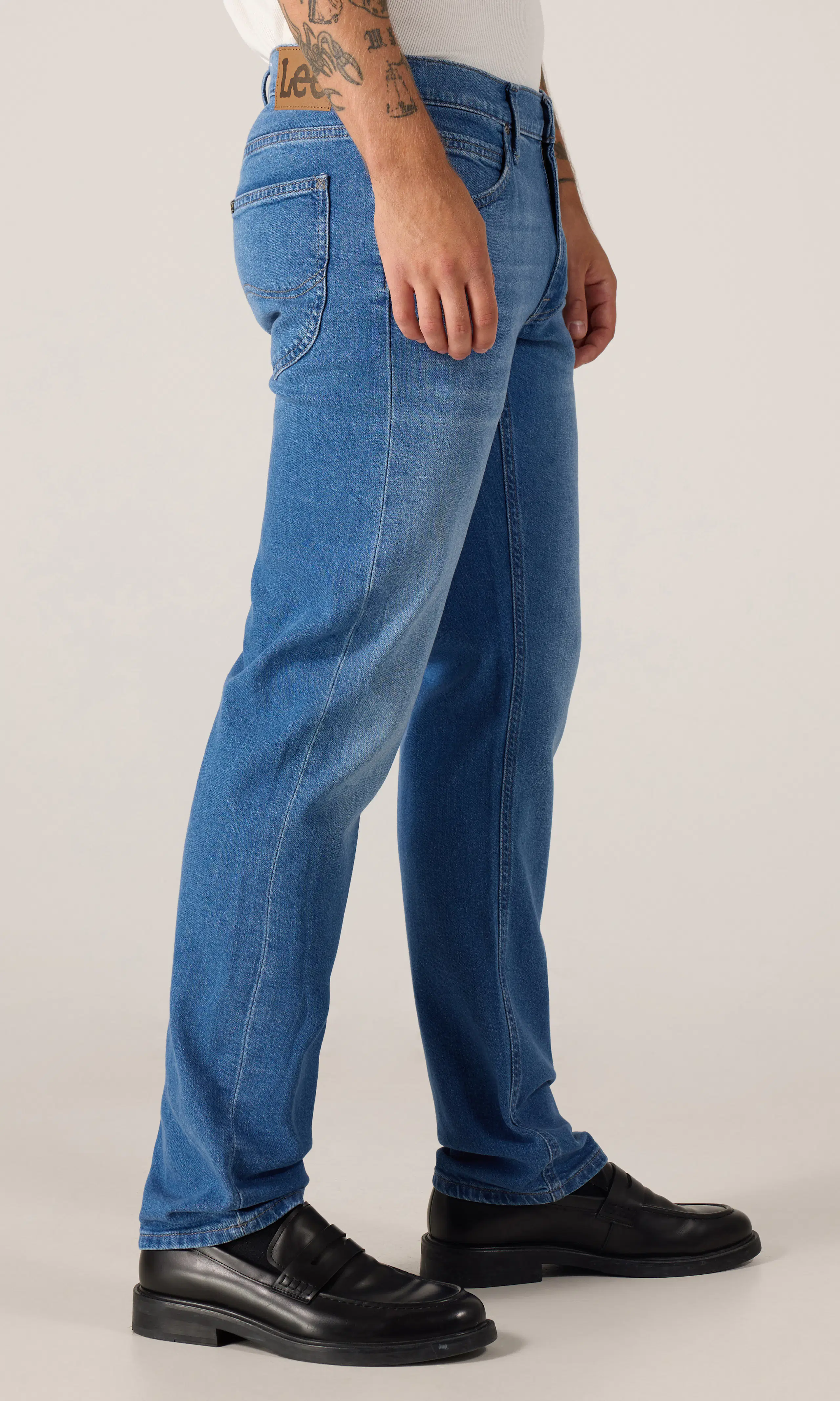 Daren Zipfly Lys Blå Jeans. Front 2. Model.