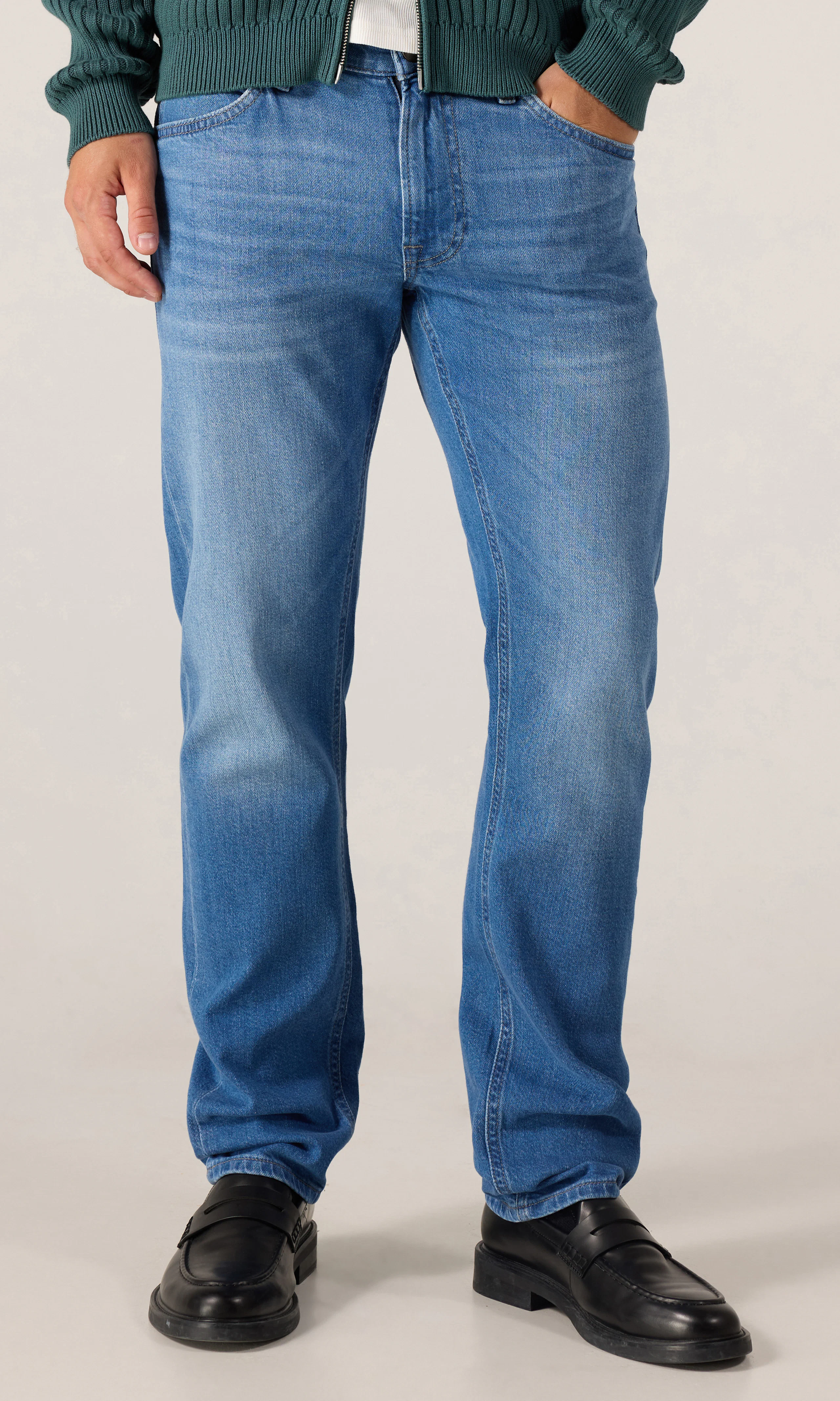 Daren Zipfly Lys Blå Jeans. Front. Model.
