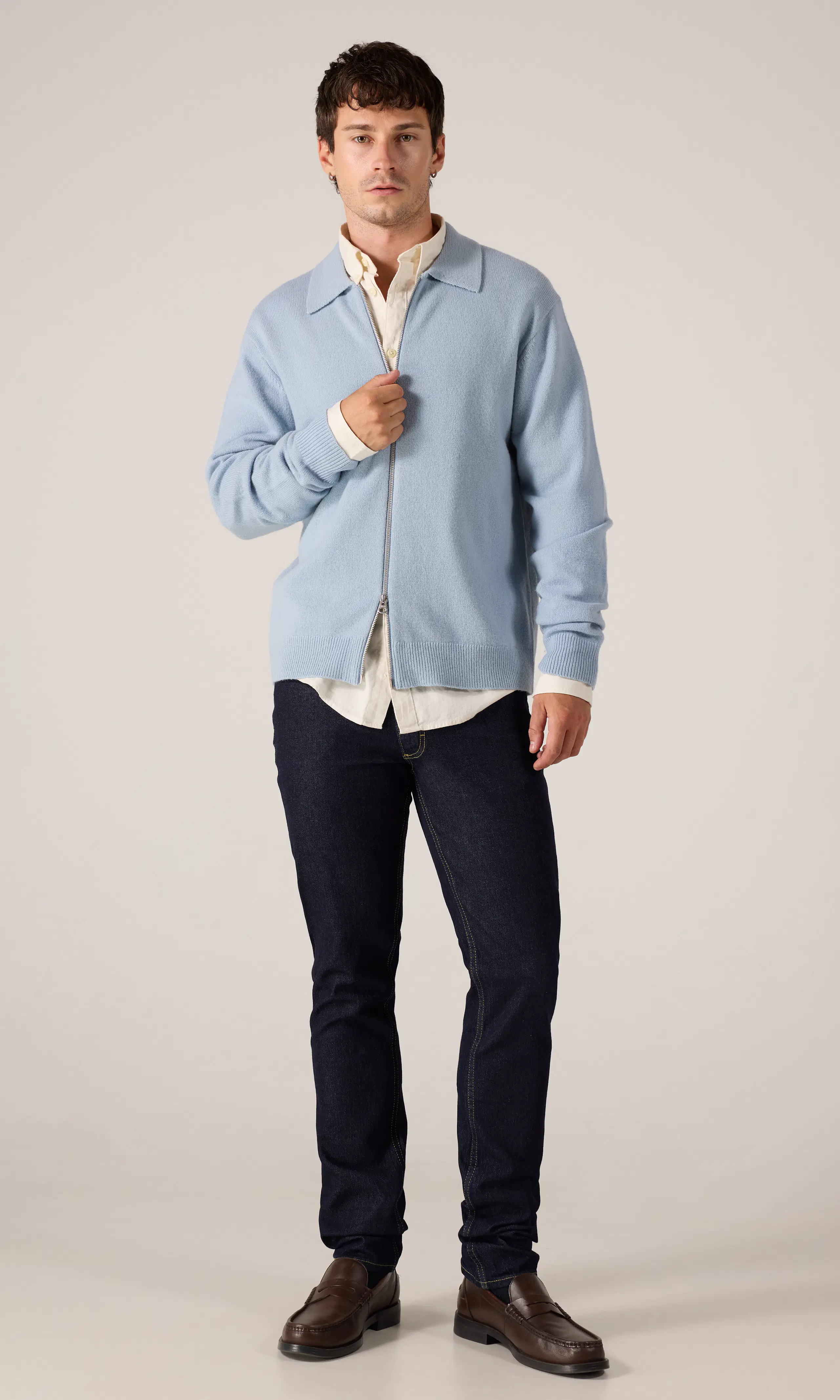 Luke Mörkblå Jeans. Front 1. Model.