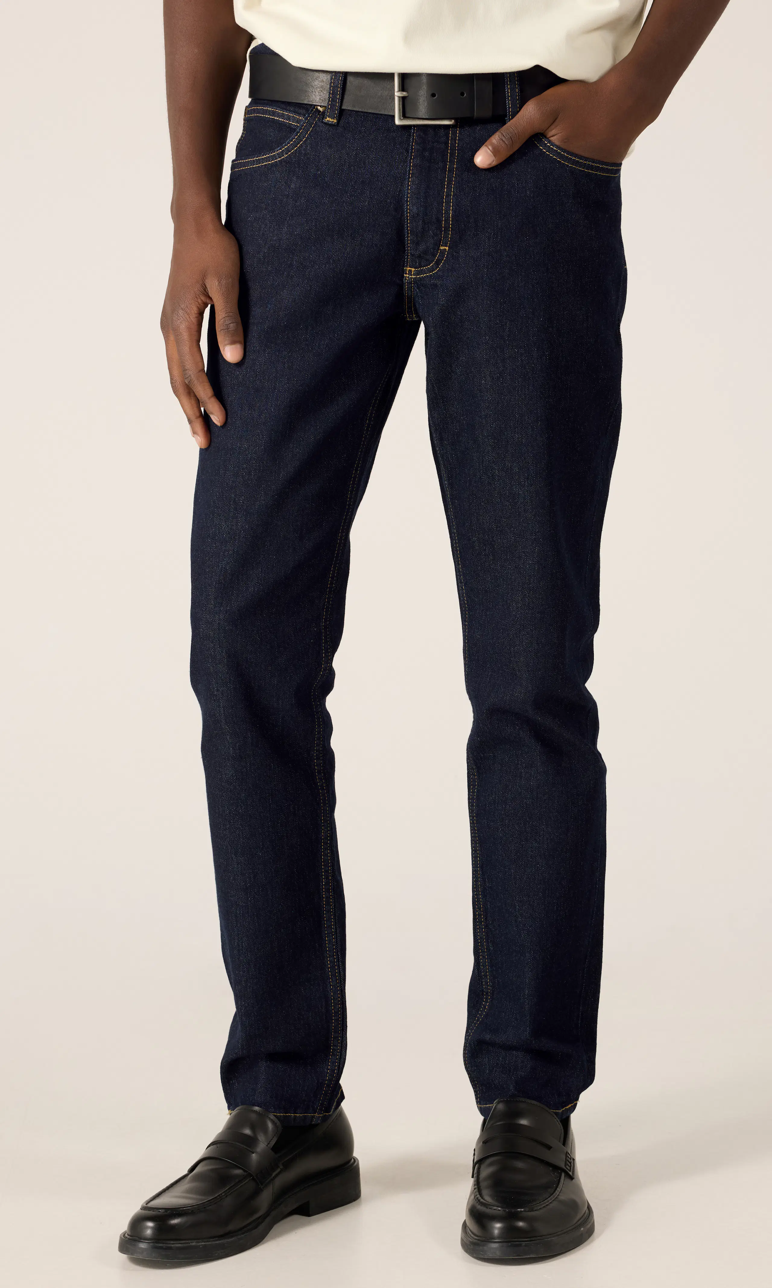 Luke Mörkblå Jeans. Front. Model.