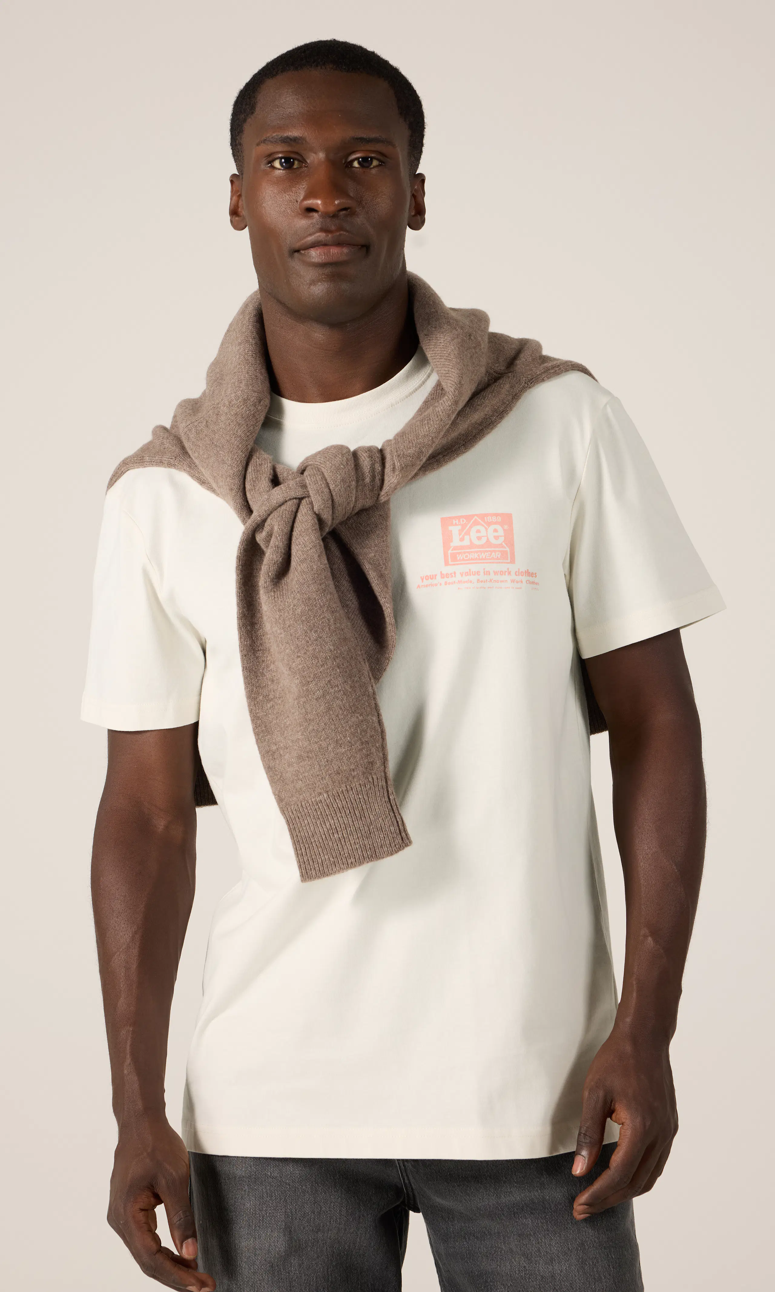Workwear Quality Tee Hvit T-Skjorte. Front 1. Model.