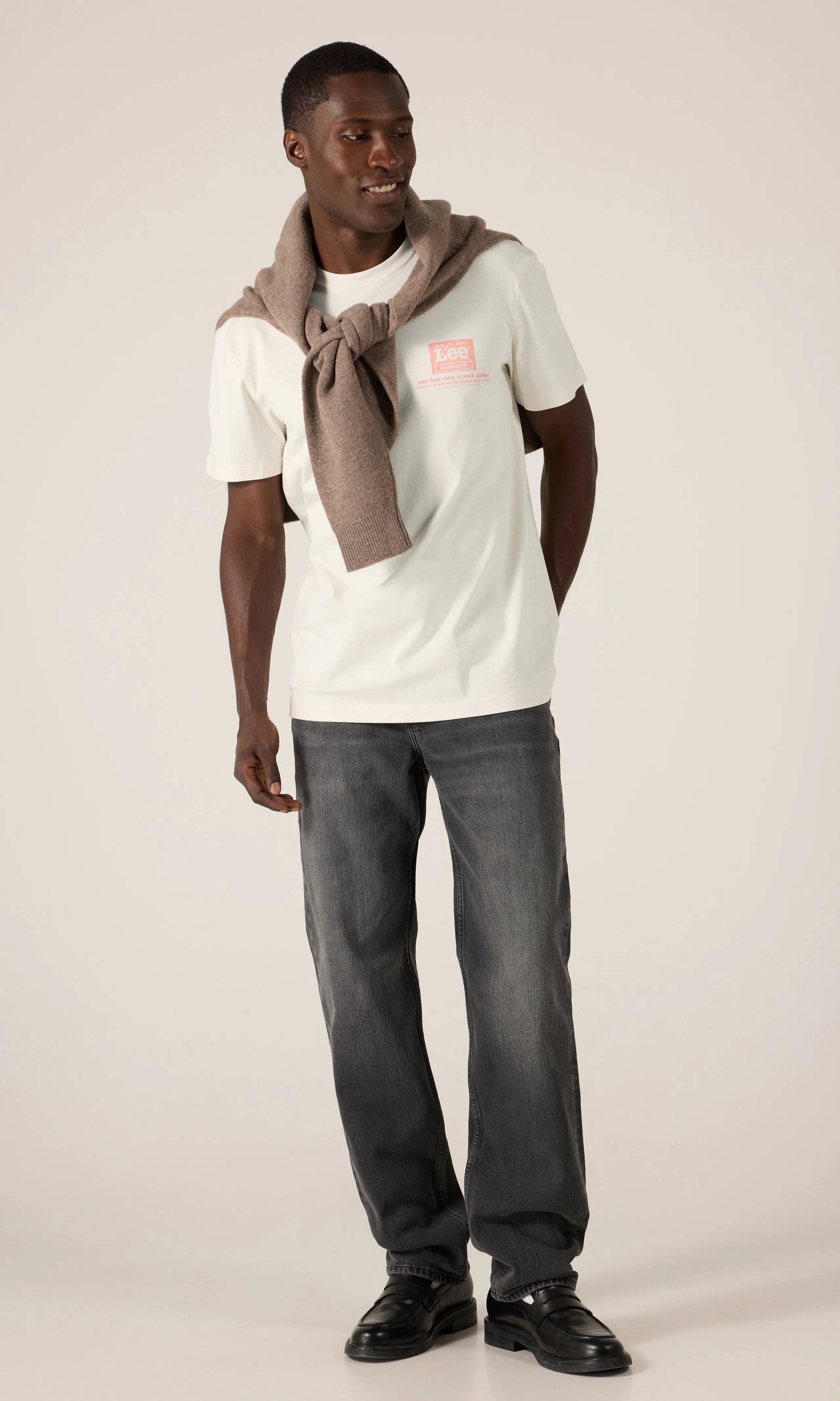 Workwear Quality Tee Hvit T-Skjorte. Front 2. Model.
