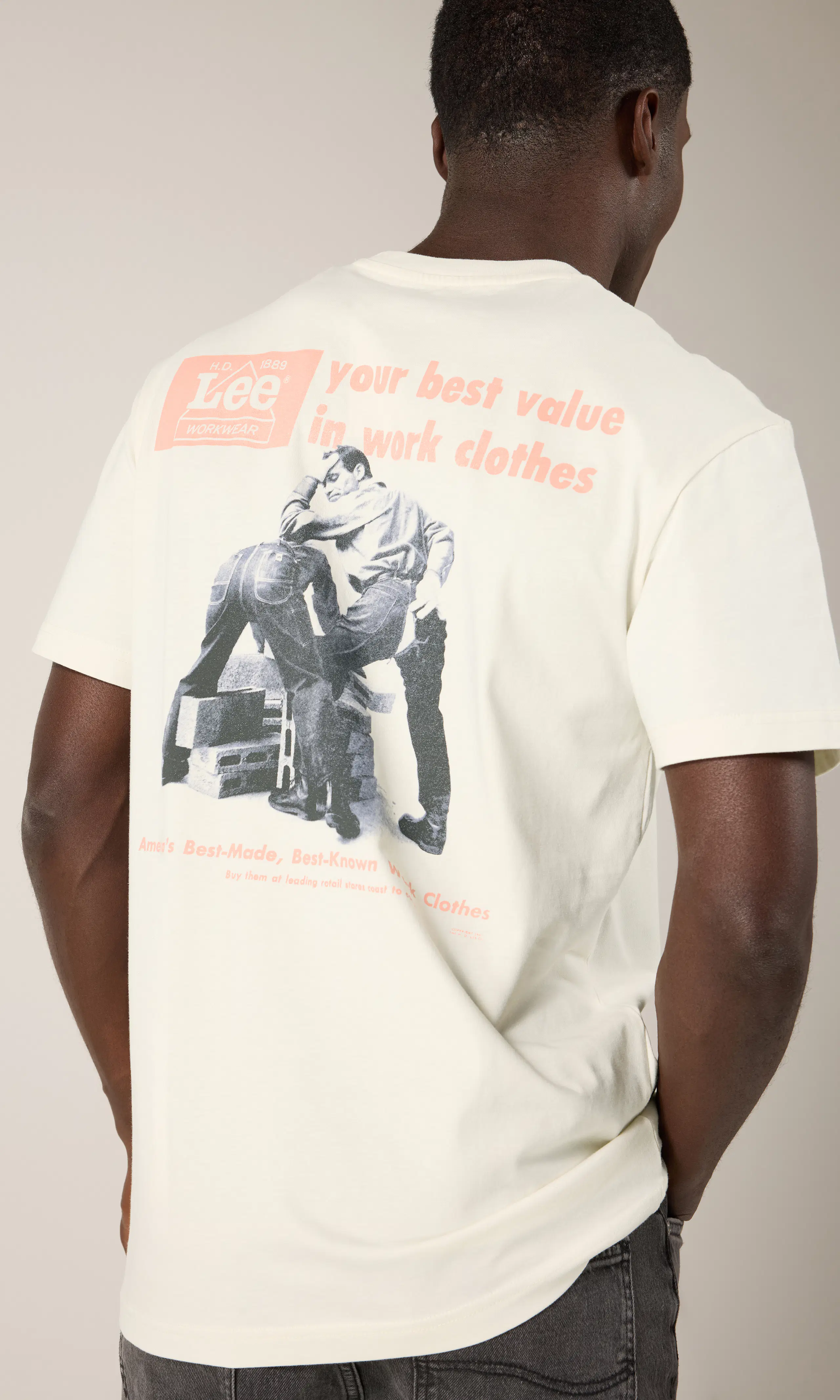 Workwear Quality Tee Hvit T-Skjorte. Front. Model.