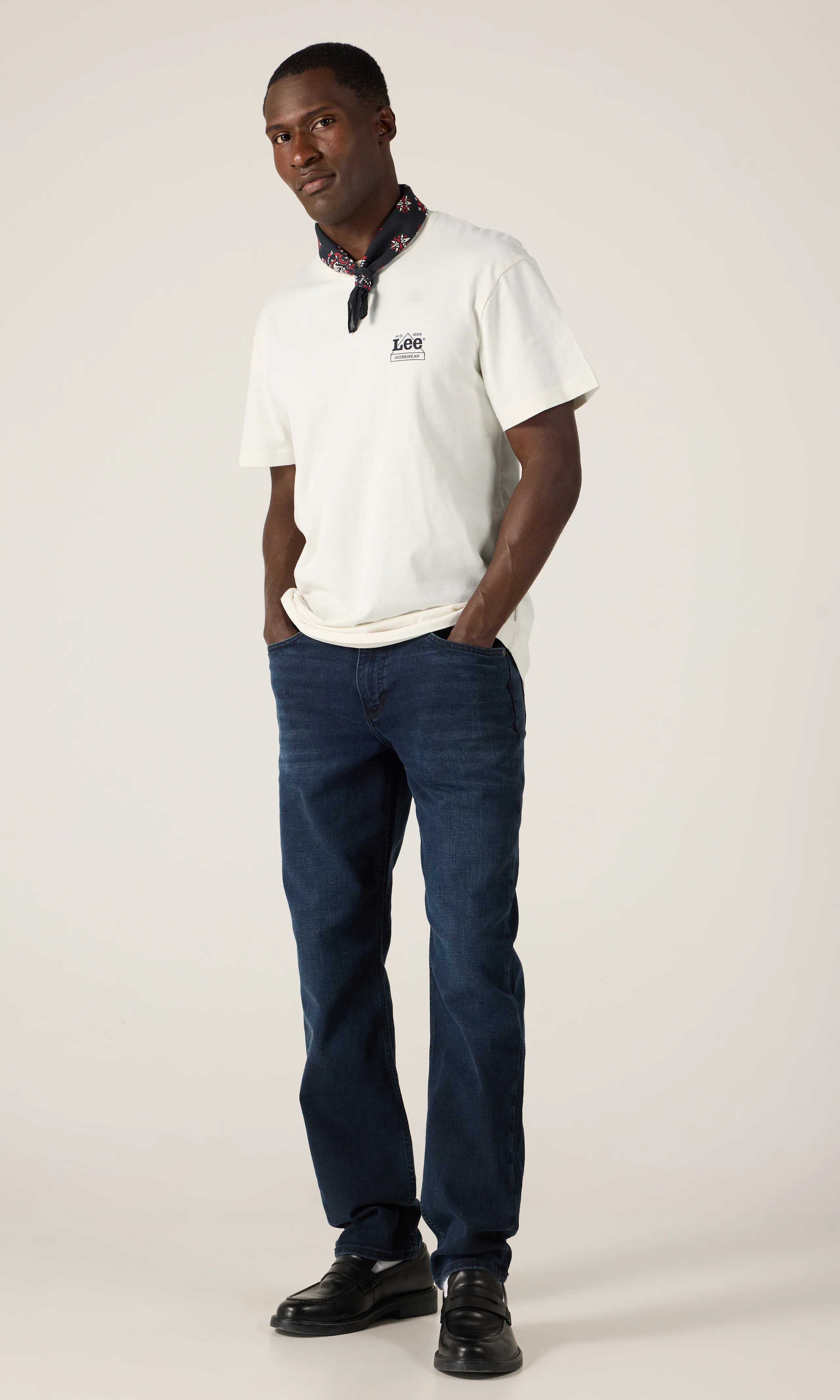 Workwear Crew Tee T-Paita. Front 1. Model.