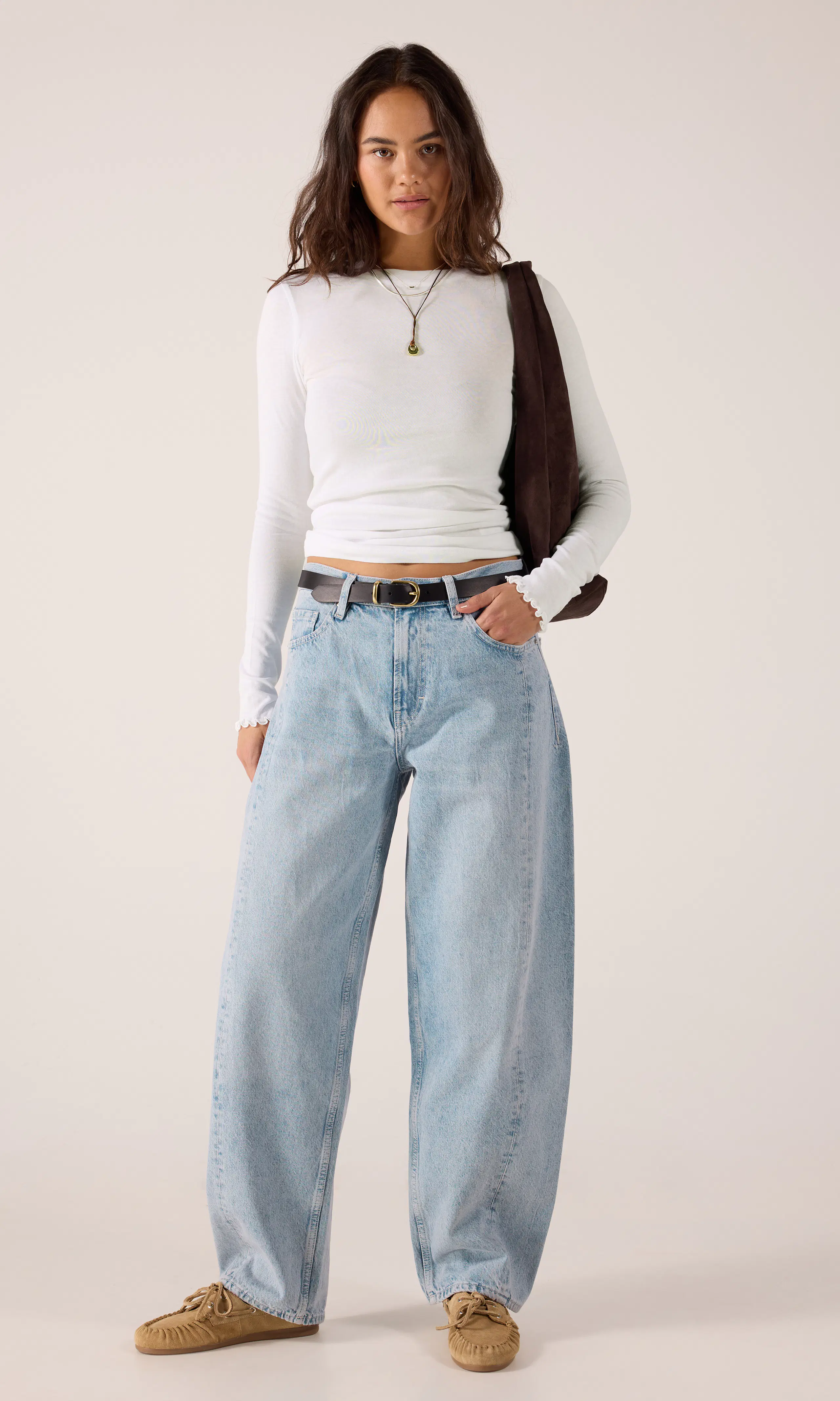 Barrel Ljusblå Jeans. Front 1. Model.