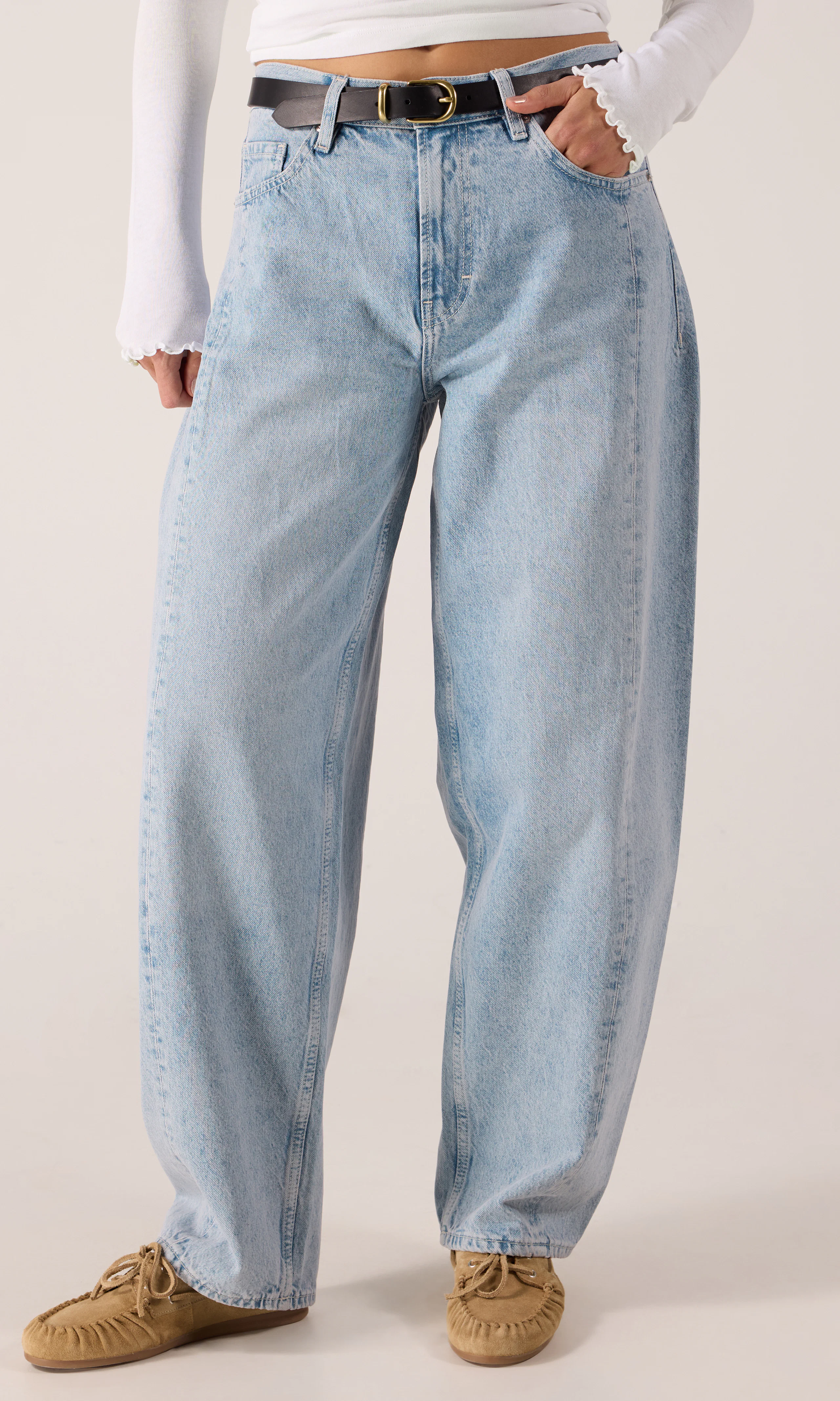 Barrel Ljusblå Jeans. Front. Model.