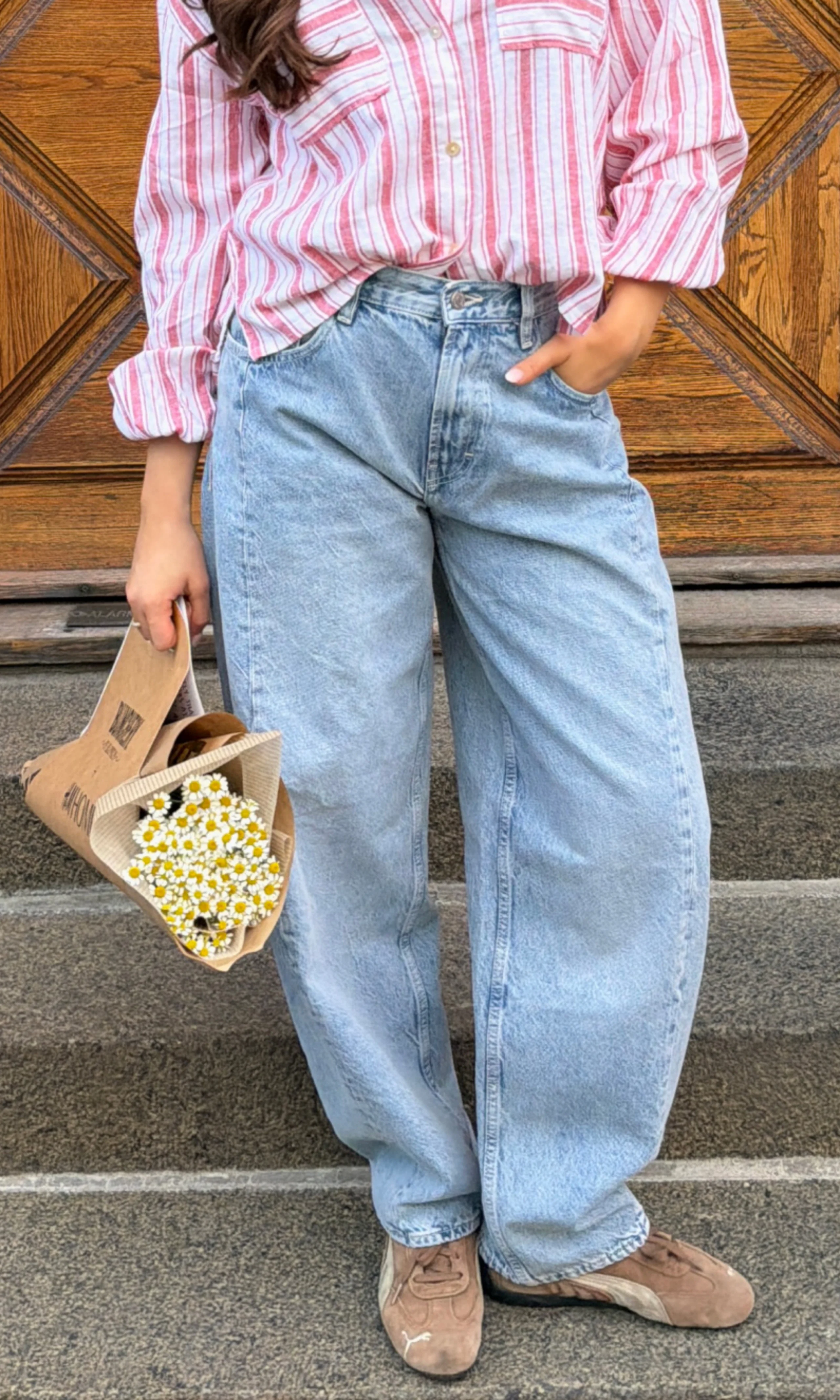 Barrel Ljusblå Jeans. Front. Model.