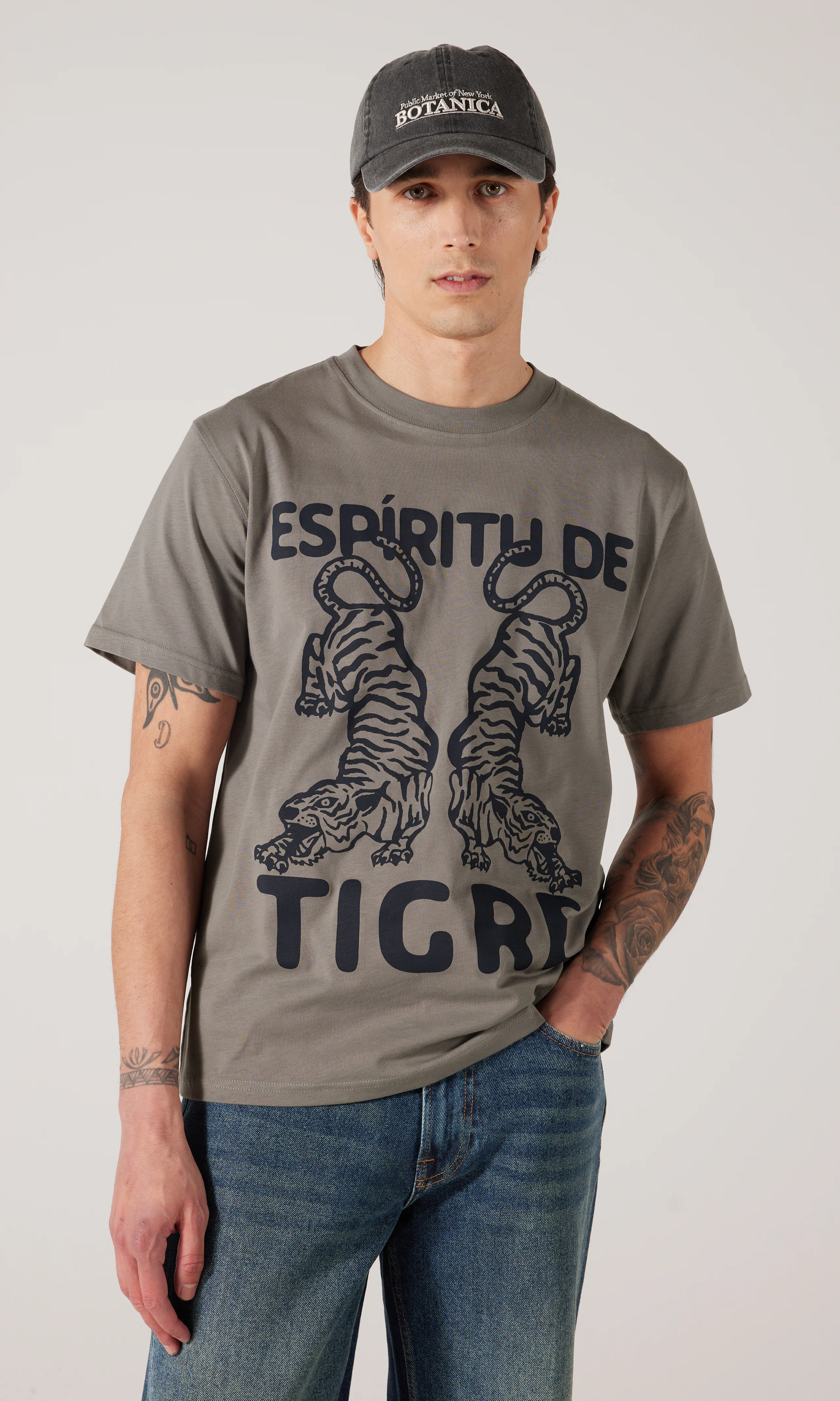 Tigre T-Paita. Front. Model.