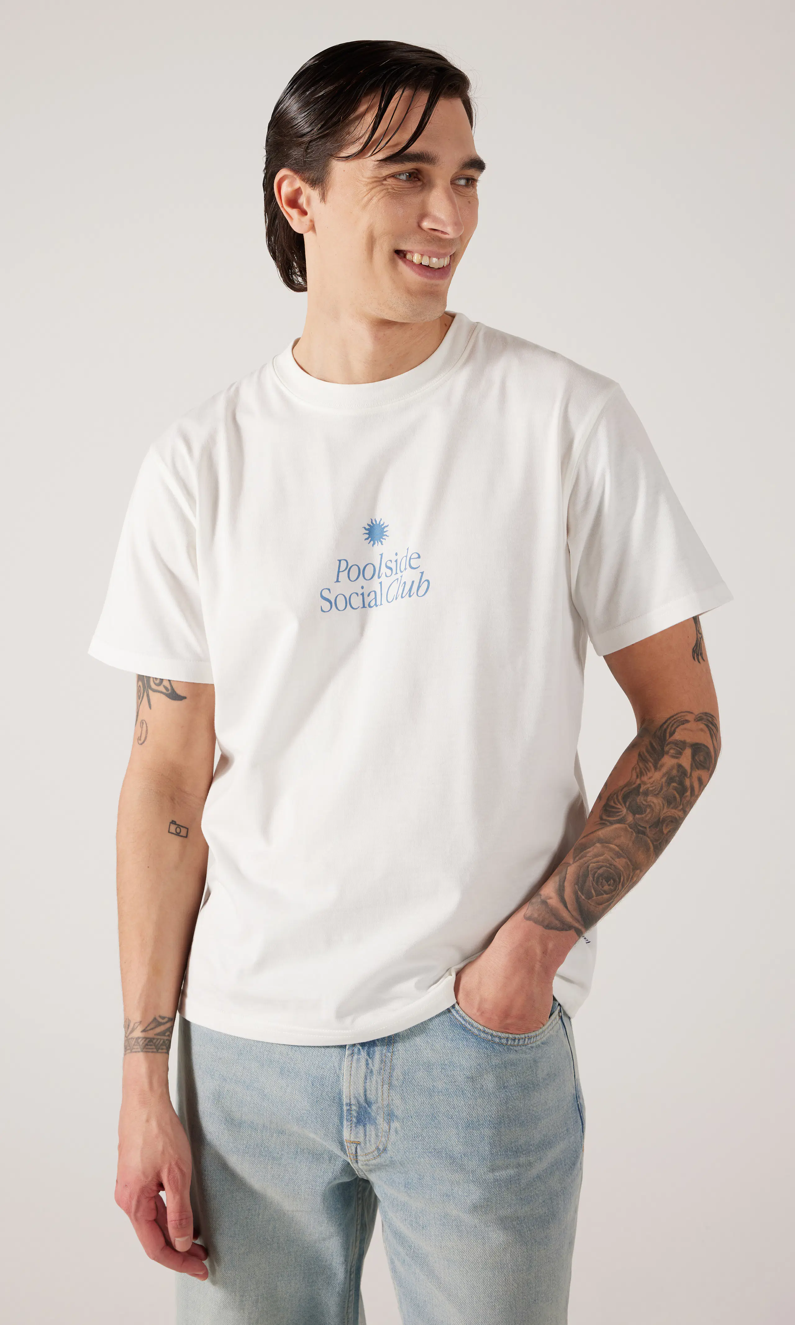 Poolside T-Skjorte. Front 1. Model.