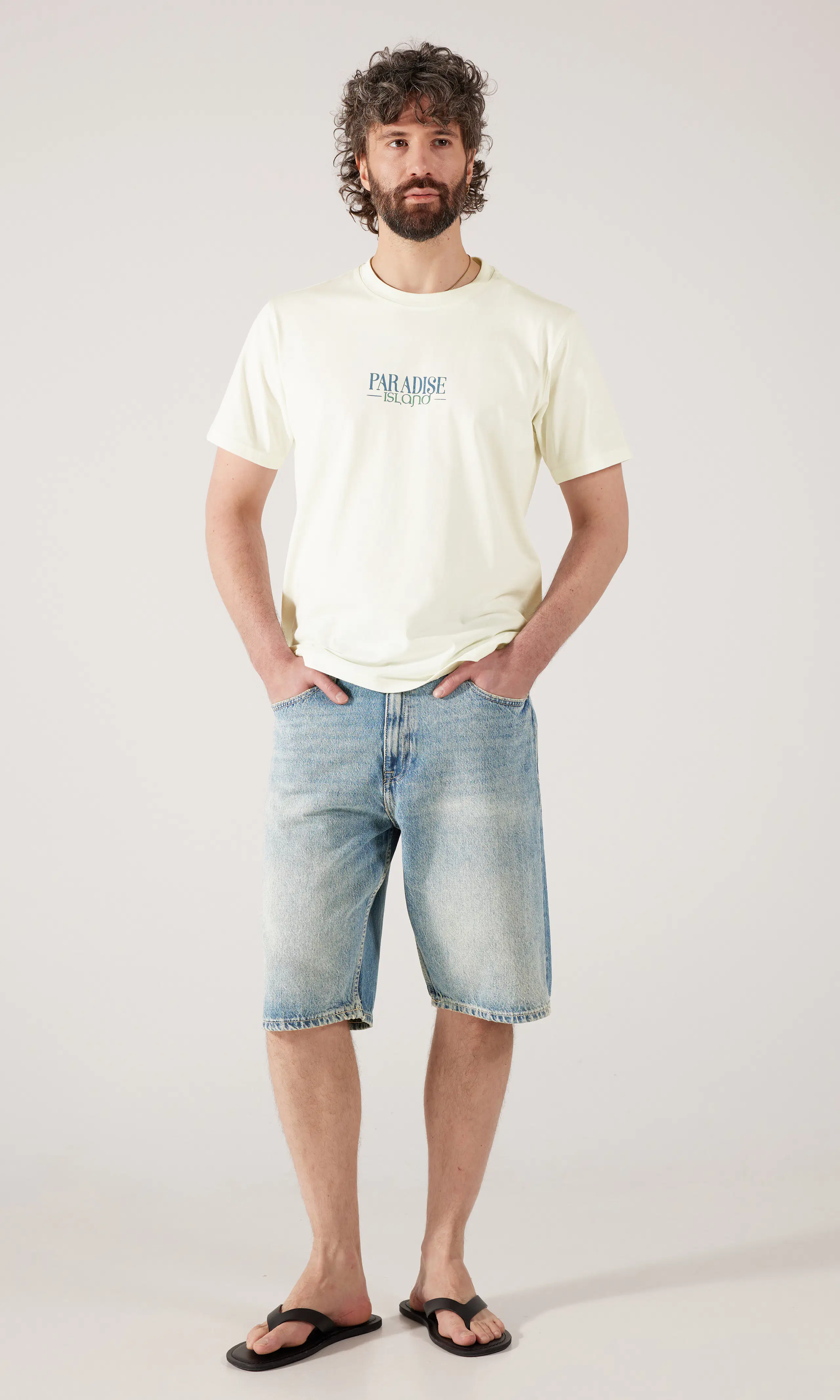 Paradise T-Skjorte. Front 1. Model.