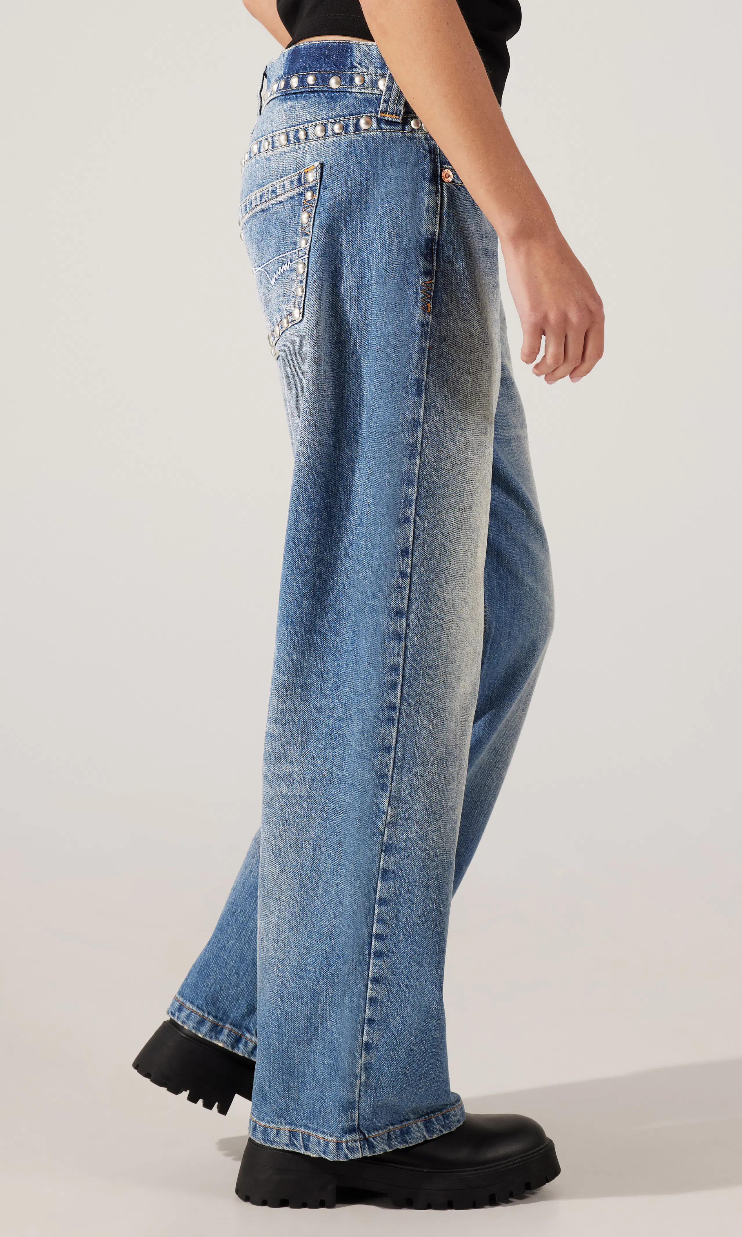 Kayla Lowrider Studded Ljusblå Jeans. Front 2. Model.
