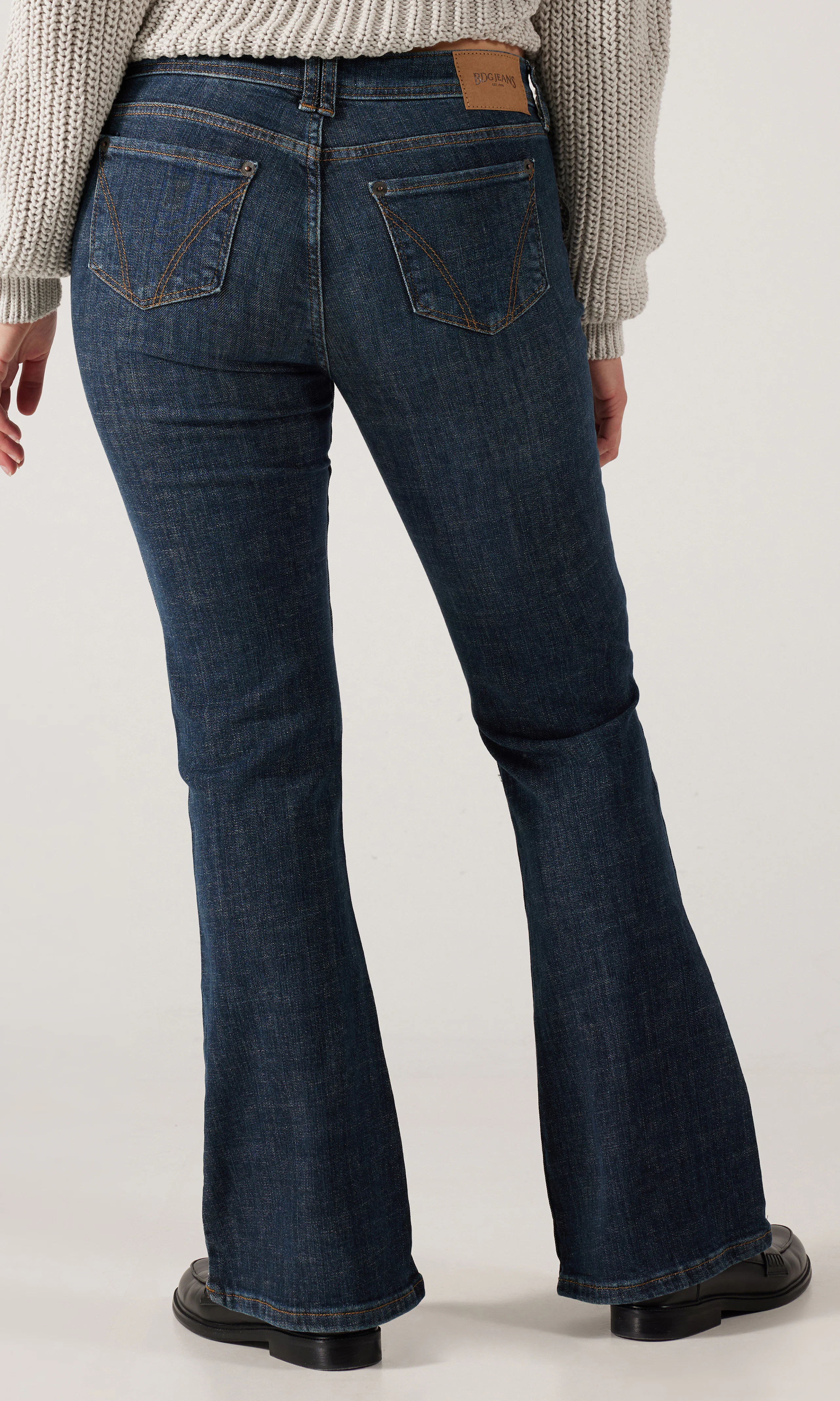 Brooke Flare Mörkblå Jeans. Back. Model.