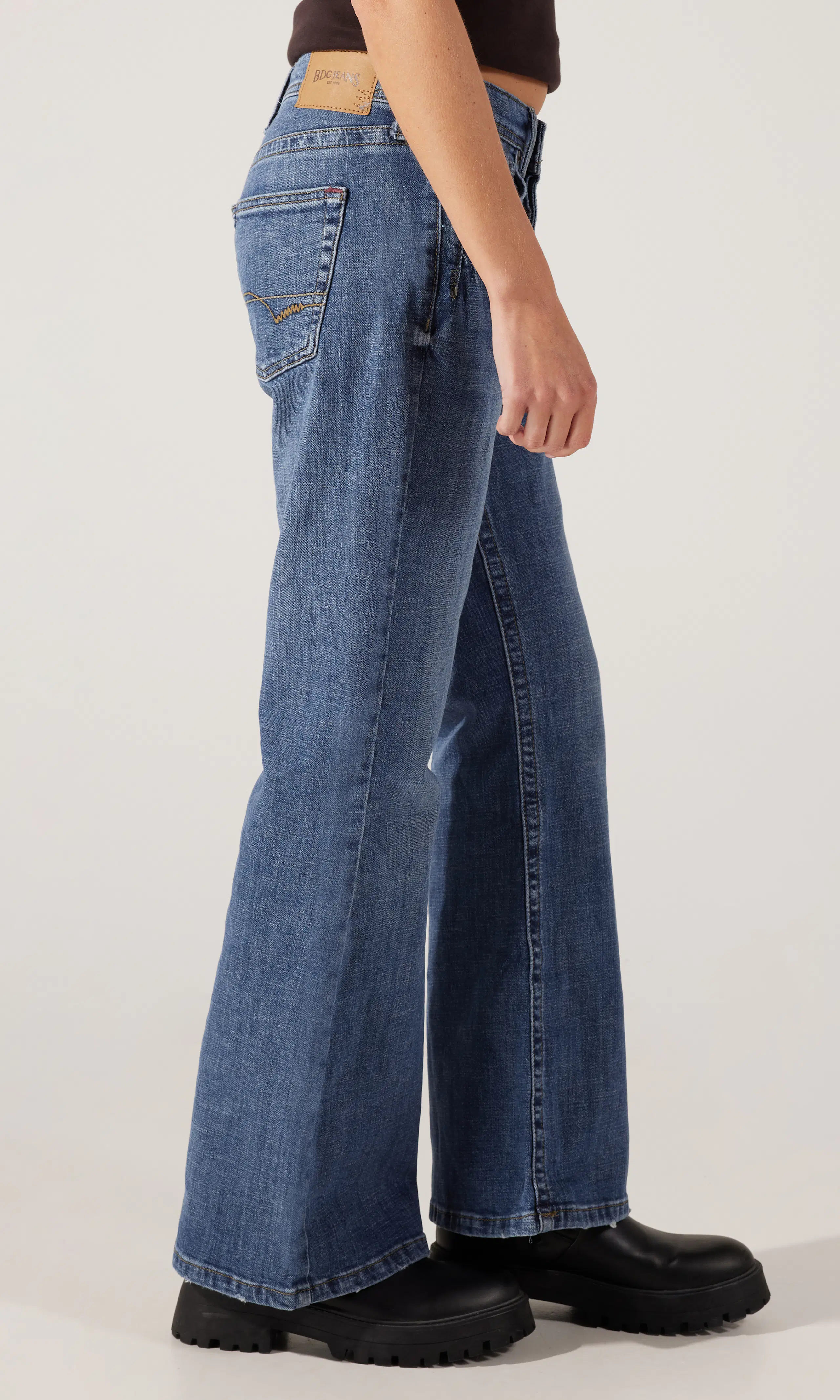Teo Relaxed Flare Medium Blå Jeans. Front 2. Model.