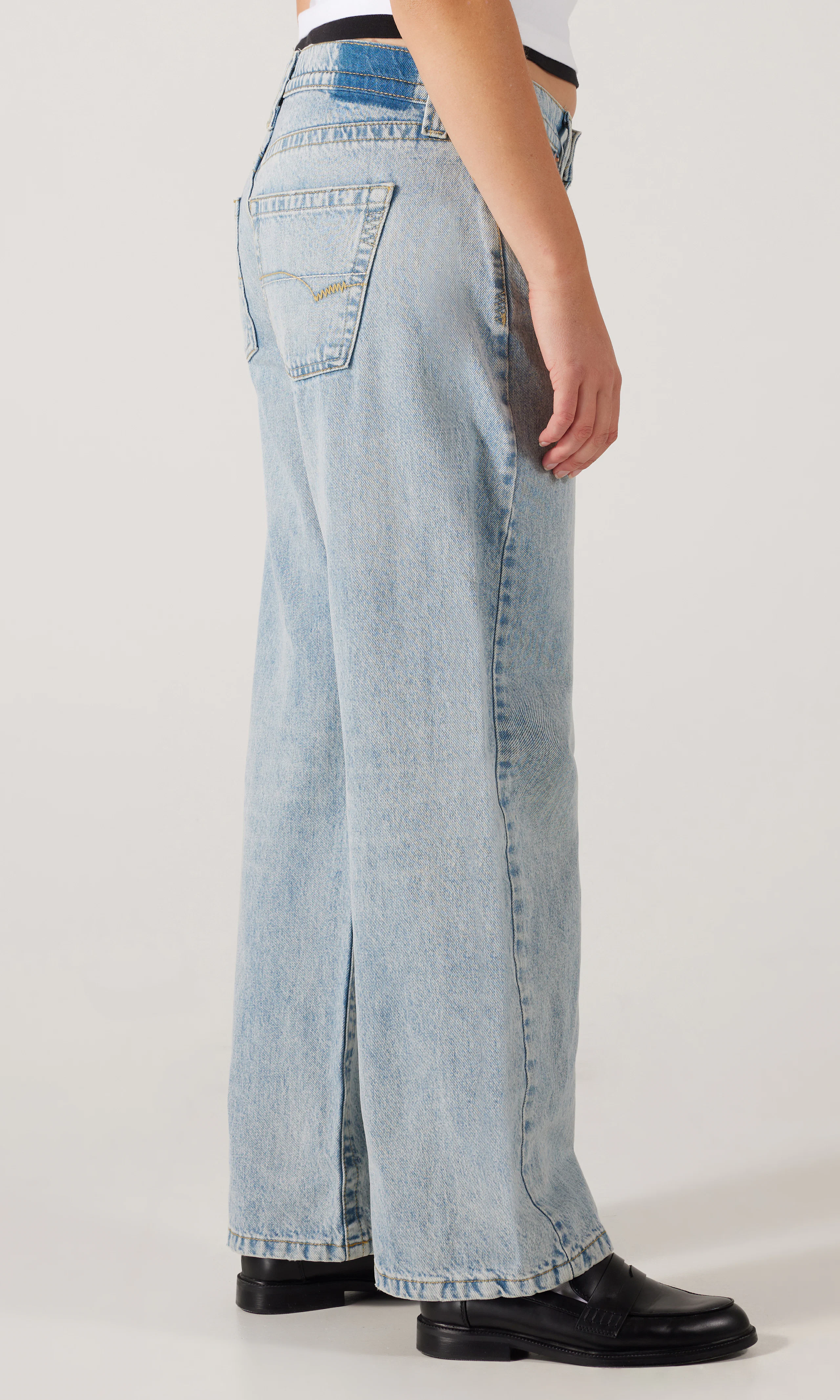 Kayla Lys Blå Jeans. Front 2. Model.