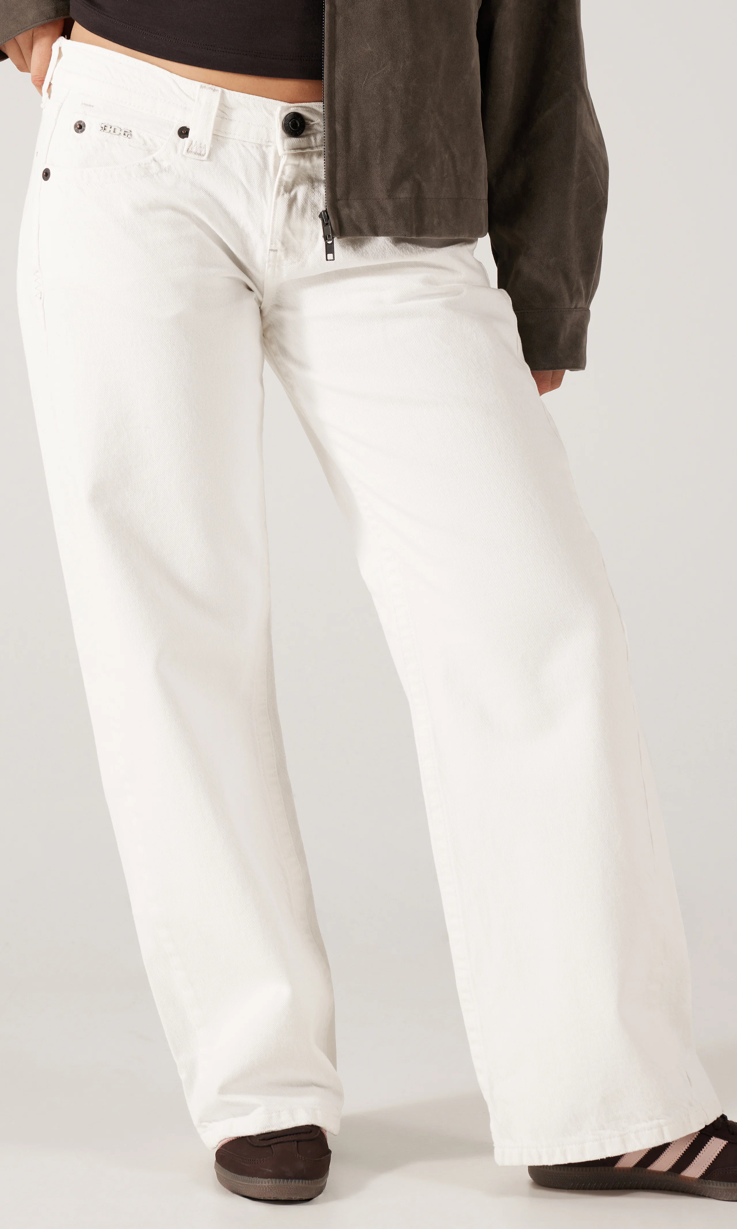 Kayla Hvit Jeans. Front. Model.