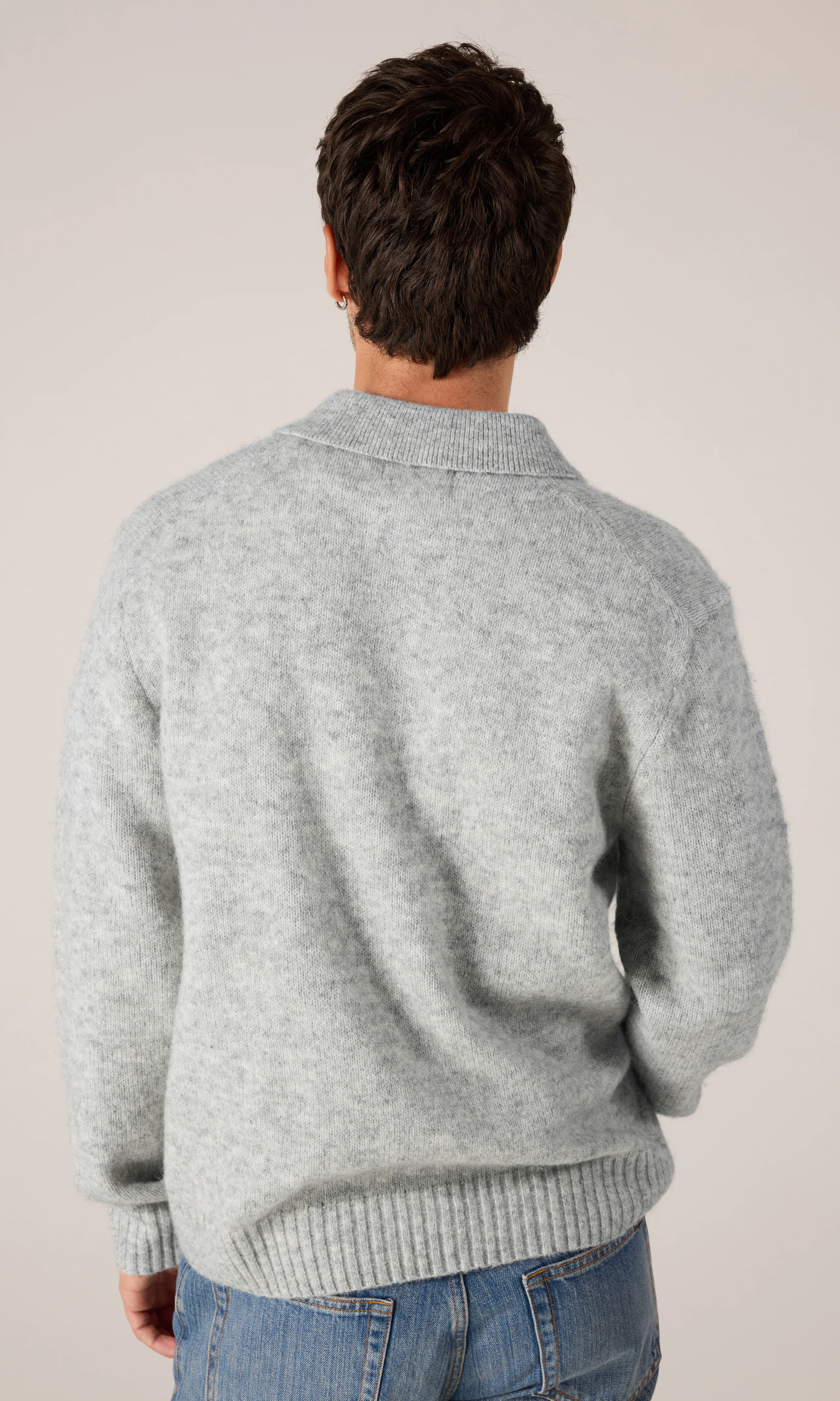 Wooly Polo Neule. Back. Model.