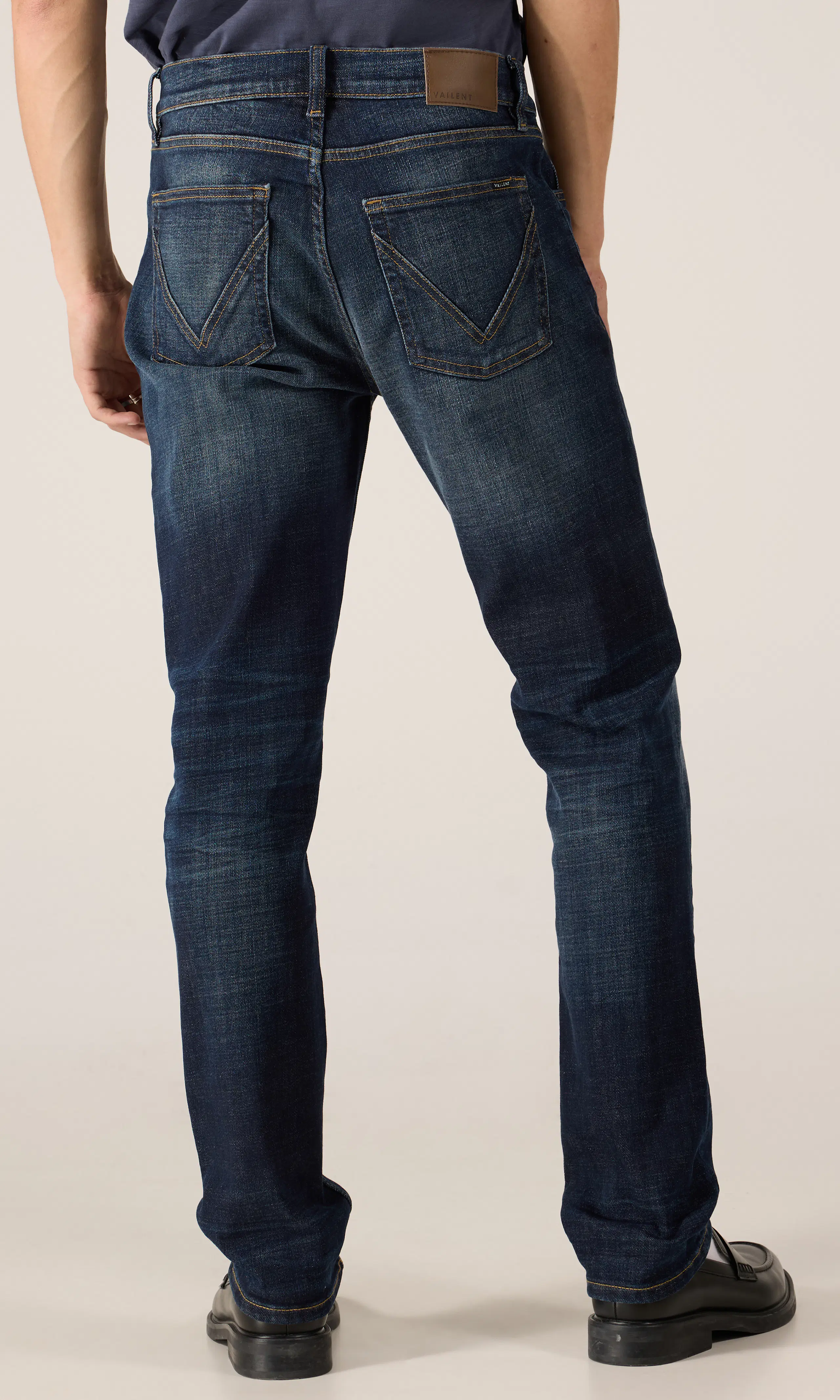 Regular Tapered Tummansiniset Farkut. Back. Model.