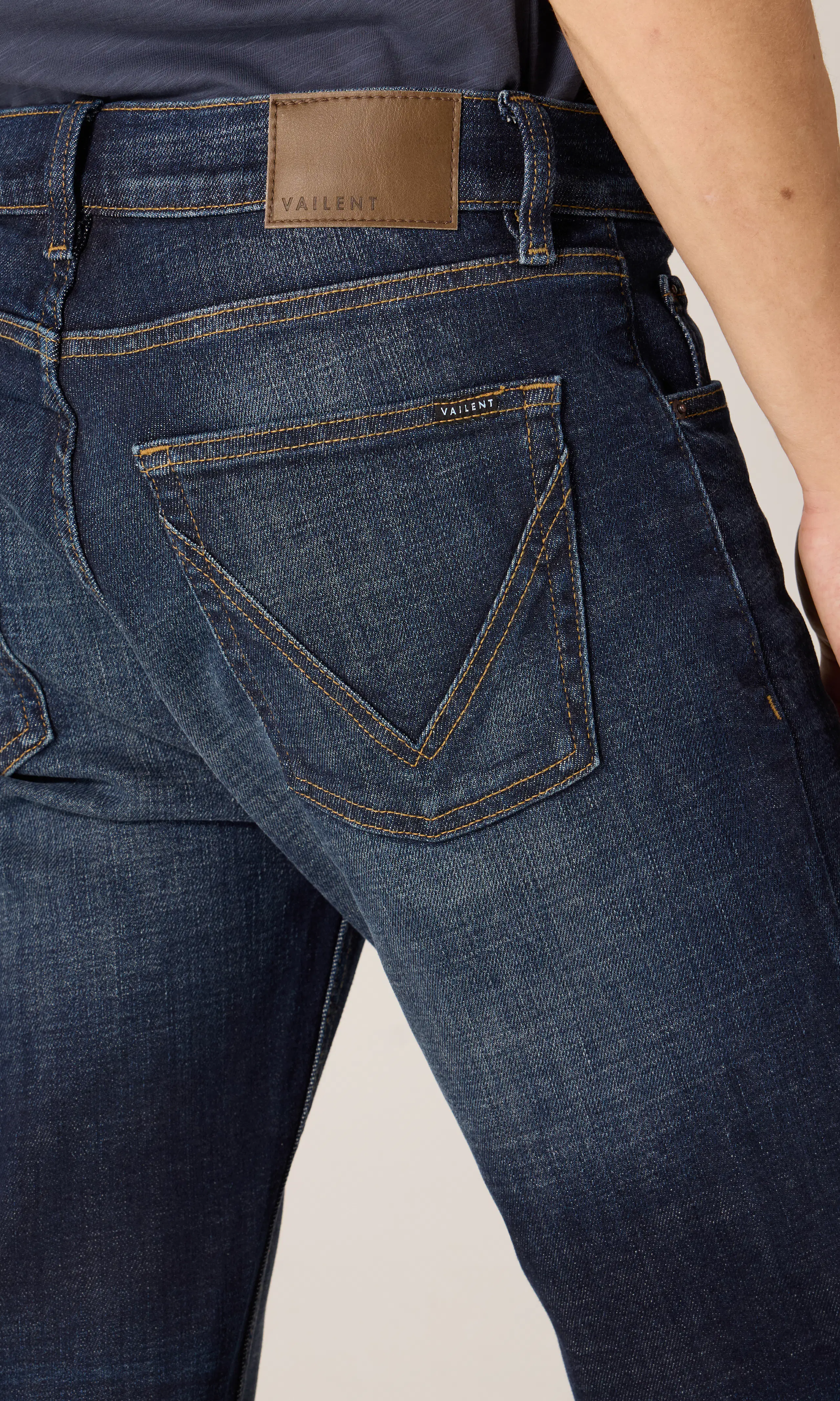 Regular Tapered Tummansiniset Farkut. Detail 1. Model.