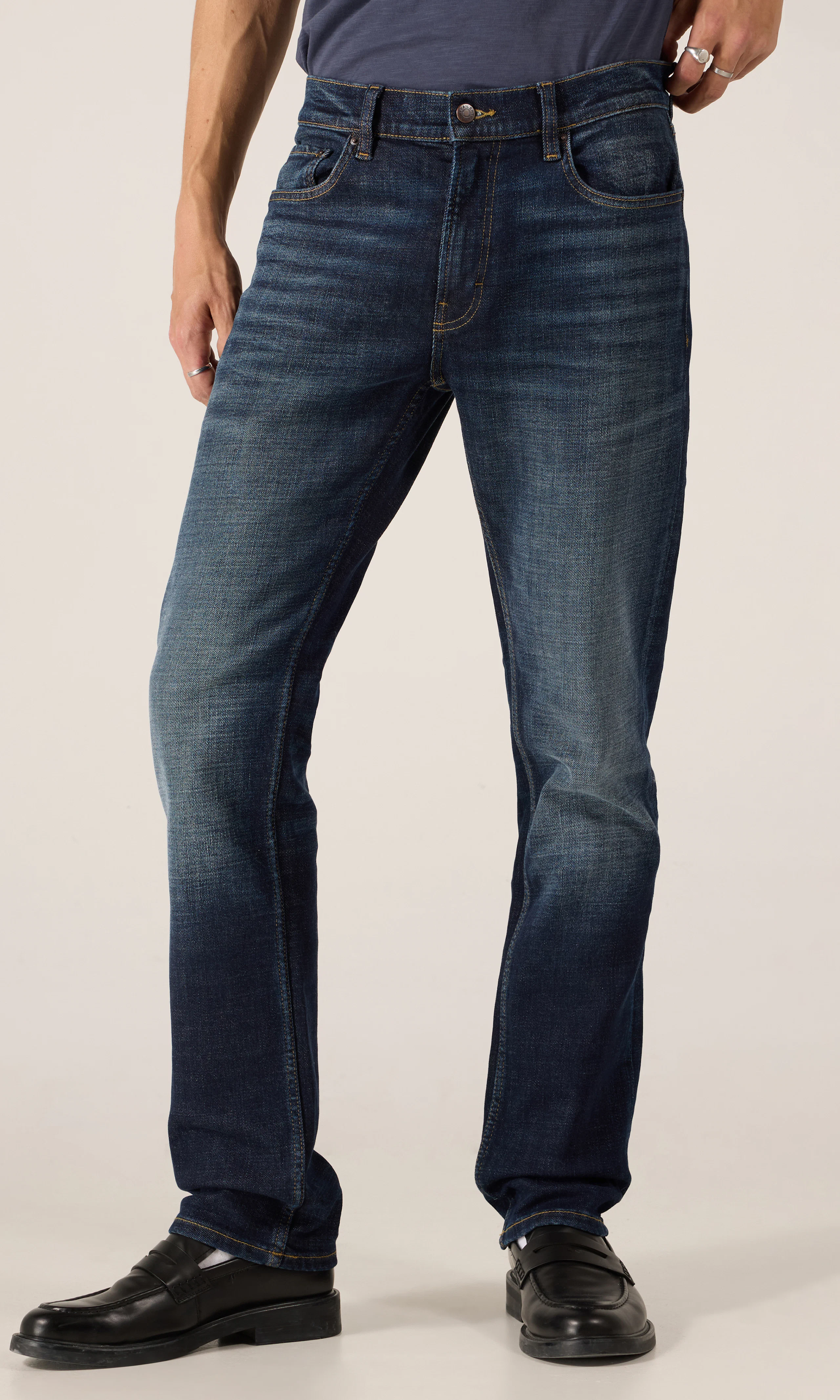 Regular Tapered Tummansiniset Farkut. Front. Model.