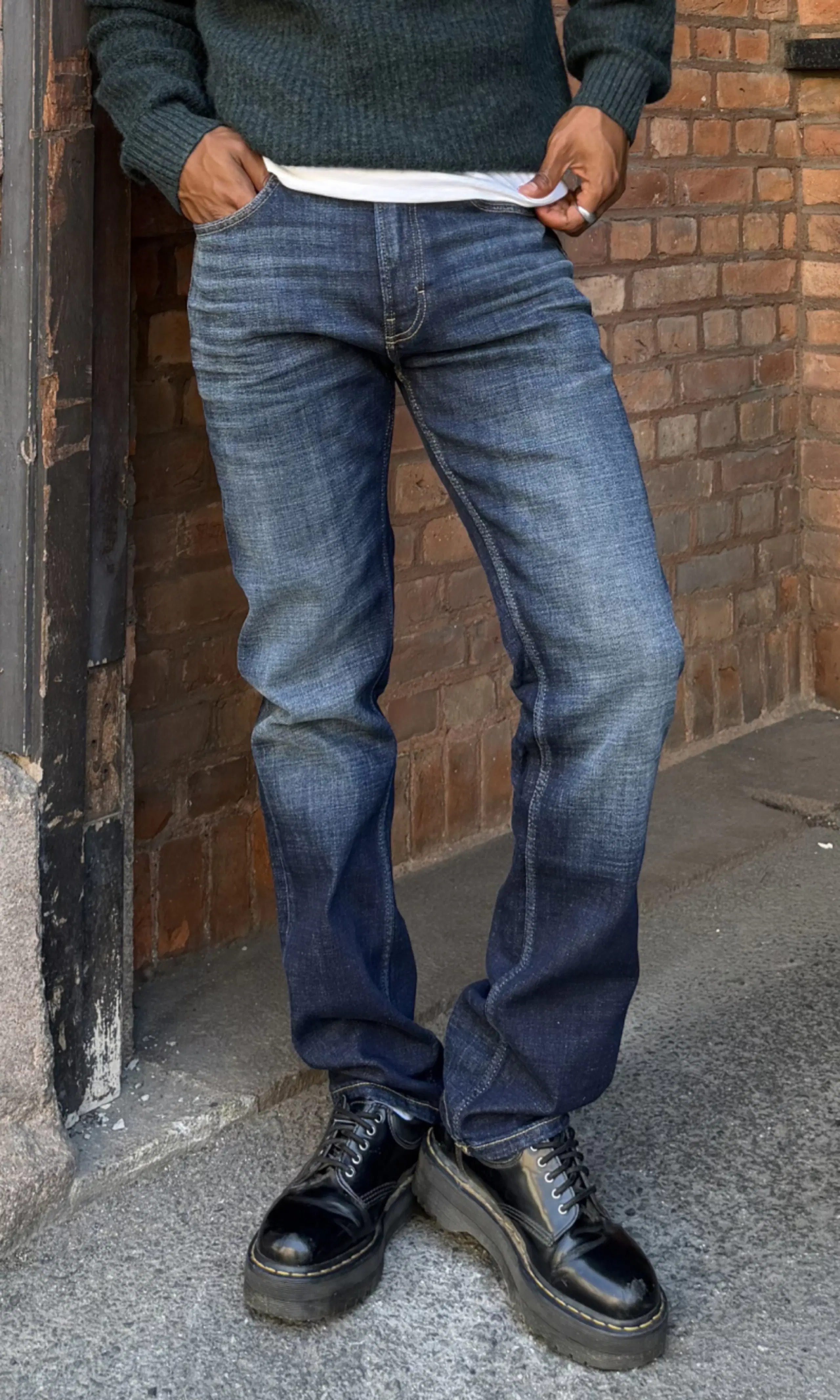 Regular Tapered Tummansiniset Farkut. Front. Model.