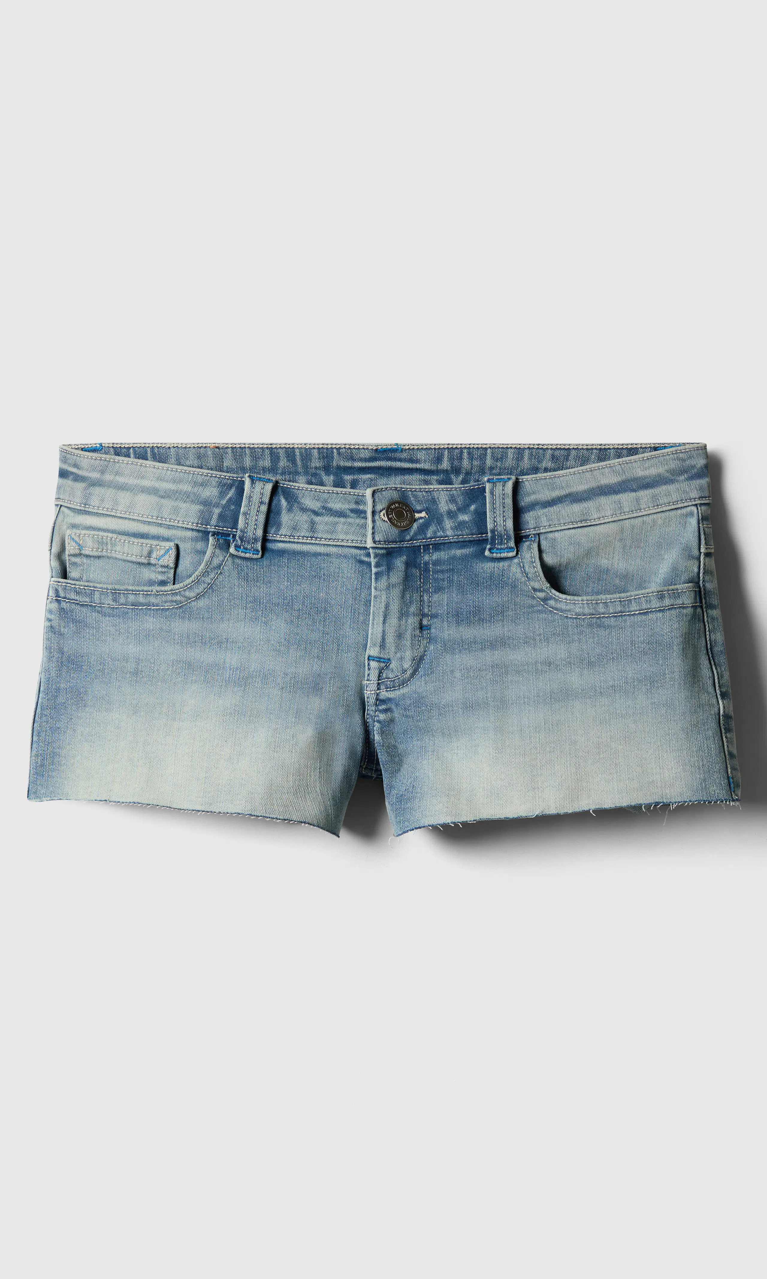Micro Lys Blå Denim Shorts. Front. Flat.