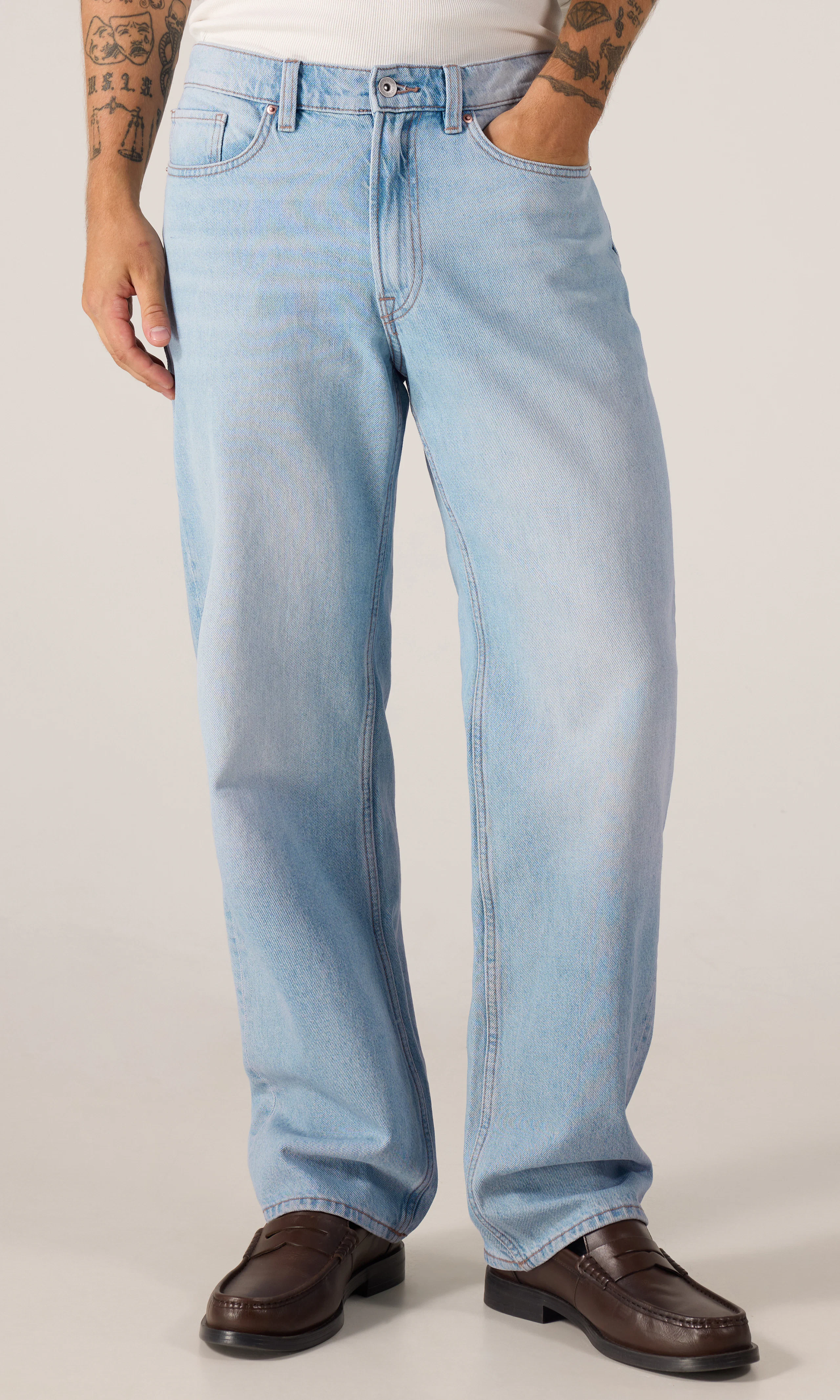 Loose Ljusblå Jeans. Front. Model.