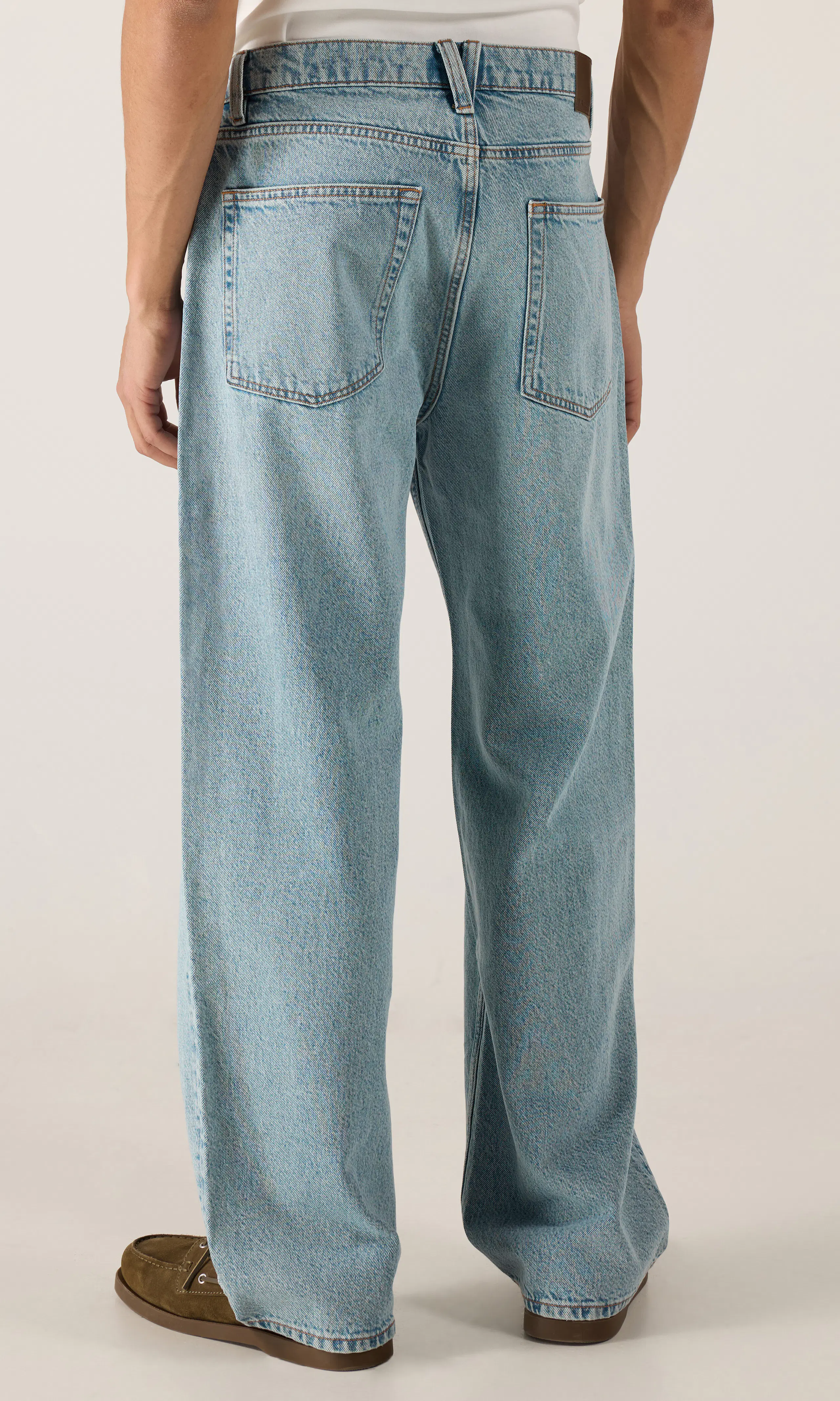 Baggy Lys Blå Jeans. Back. Model.