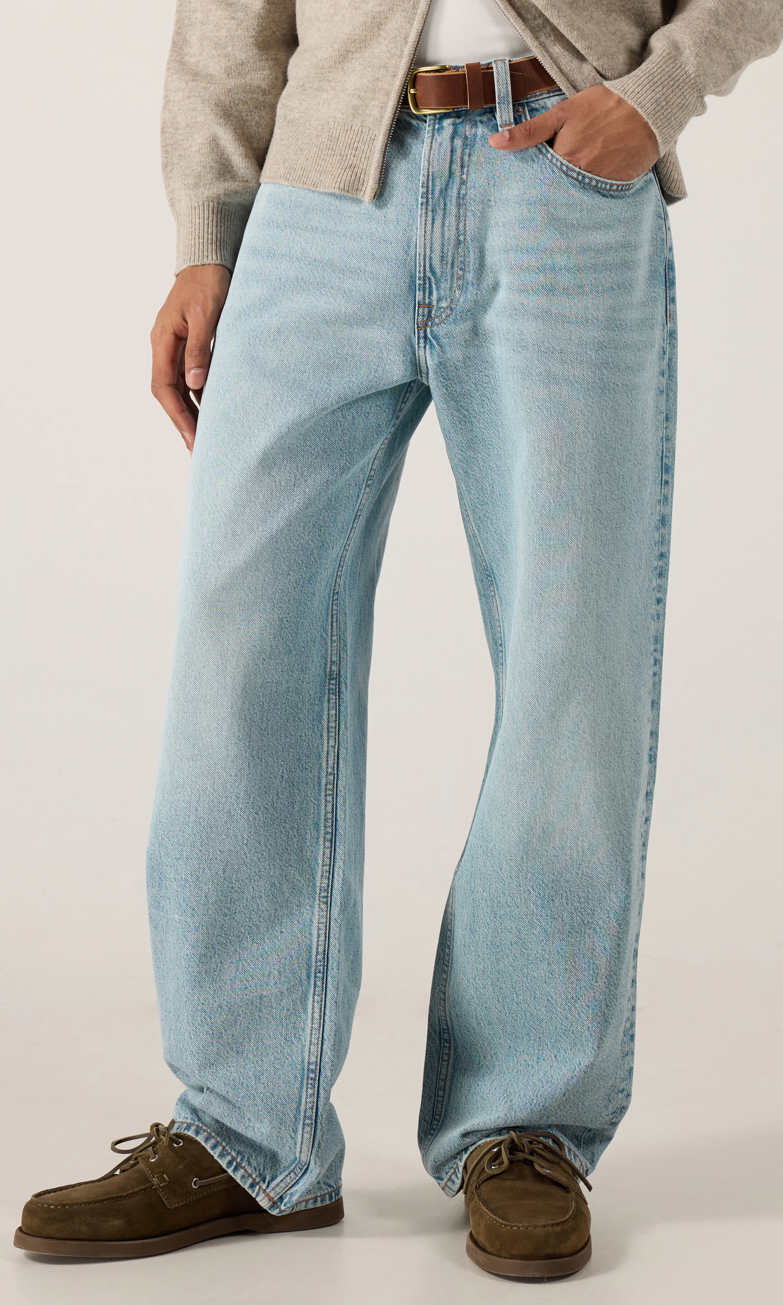 Baggy Lys Blå Jeans. Front. Model.