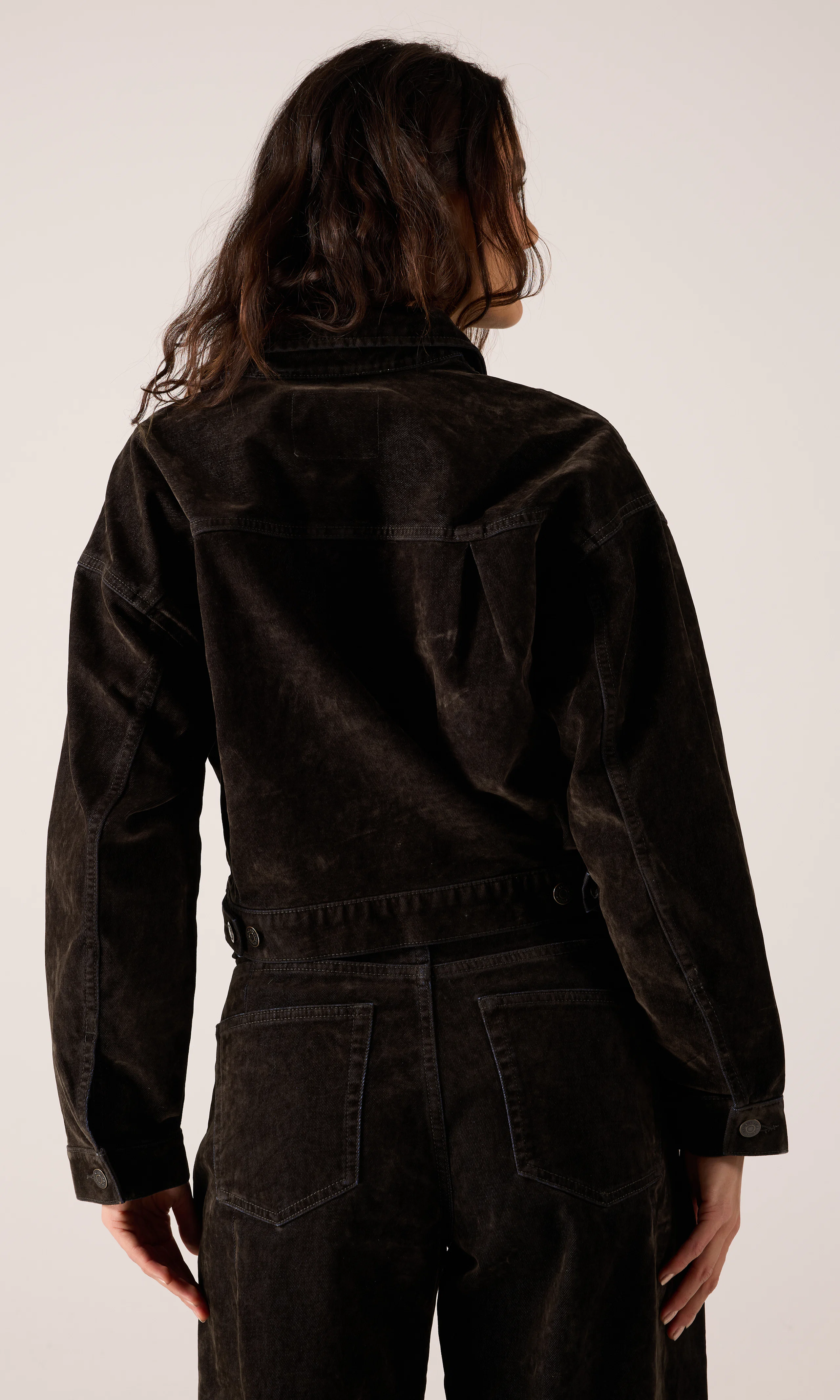 Flock Denim Jacka. Back. Model.