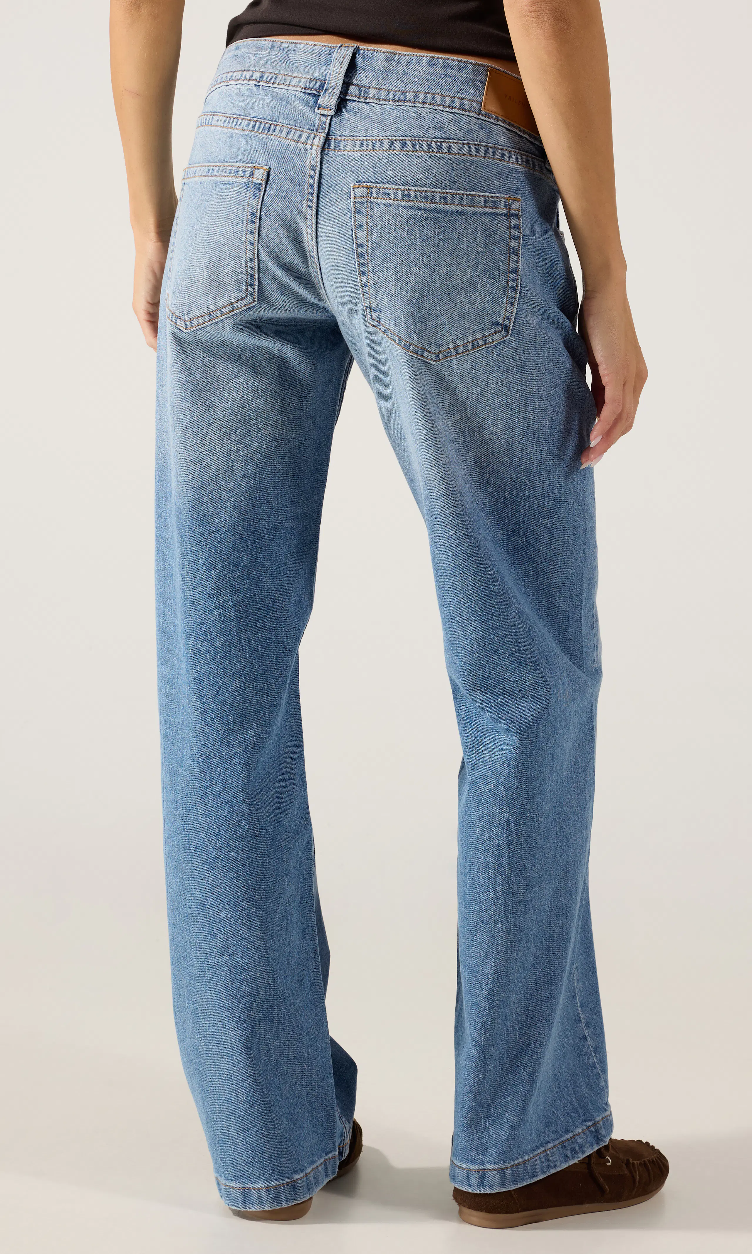 Low Straight Lys Blå Jeans. Back. Model.