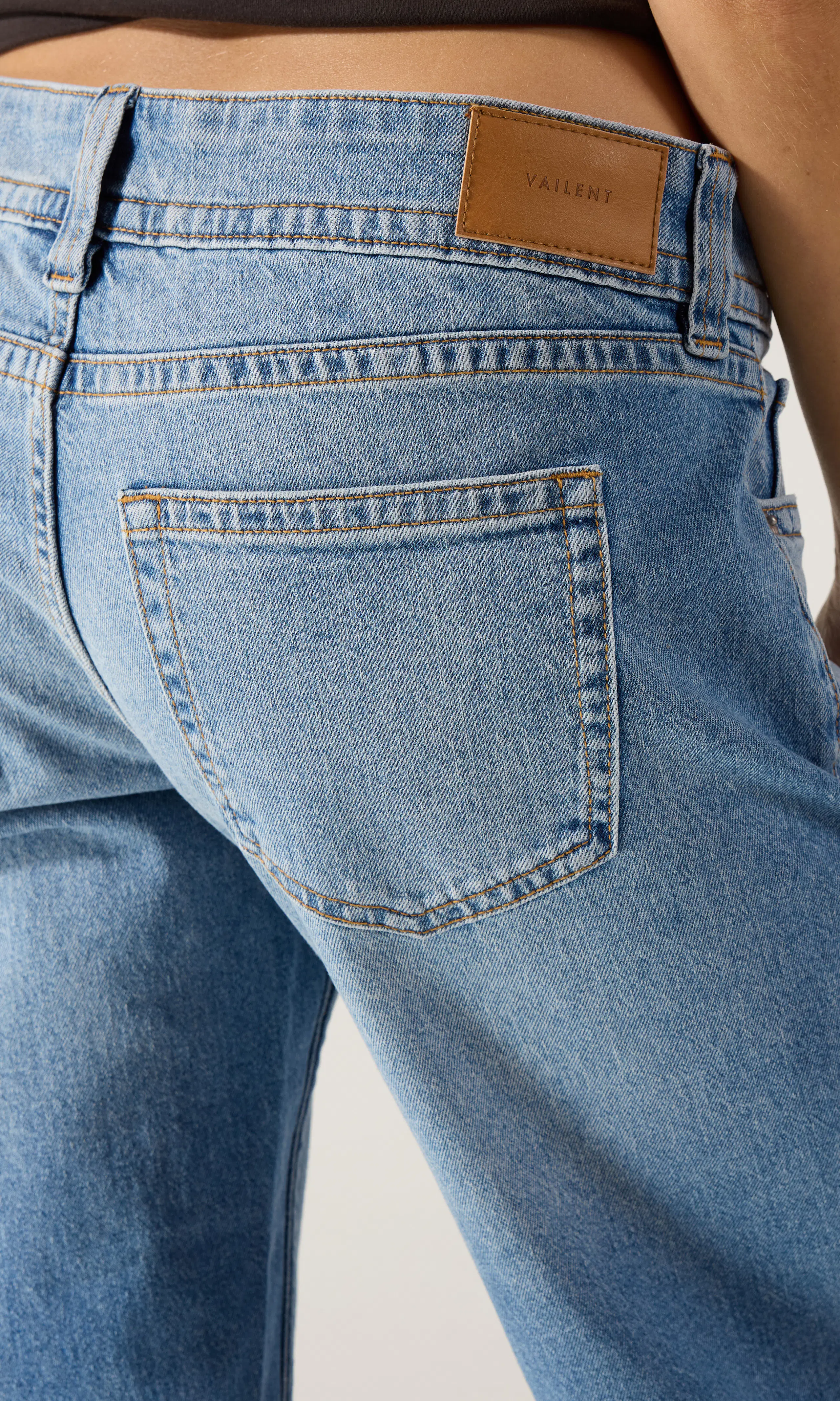 Low Straight Lys Blå Jeans. Detail 1. Model.