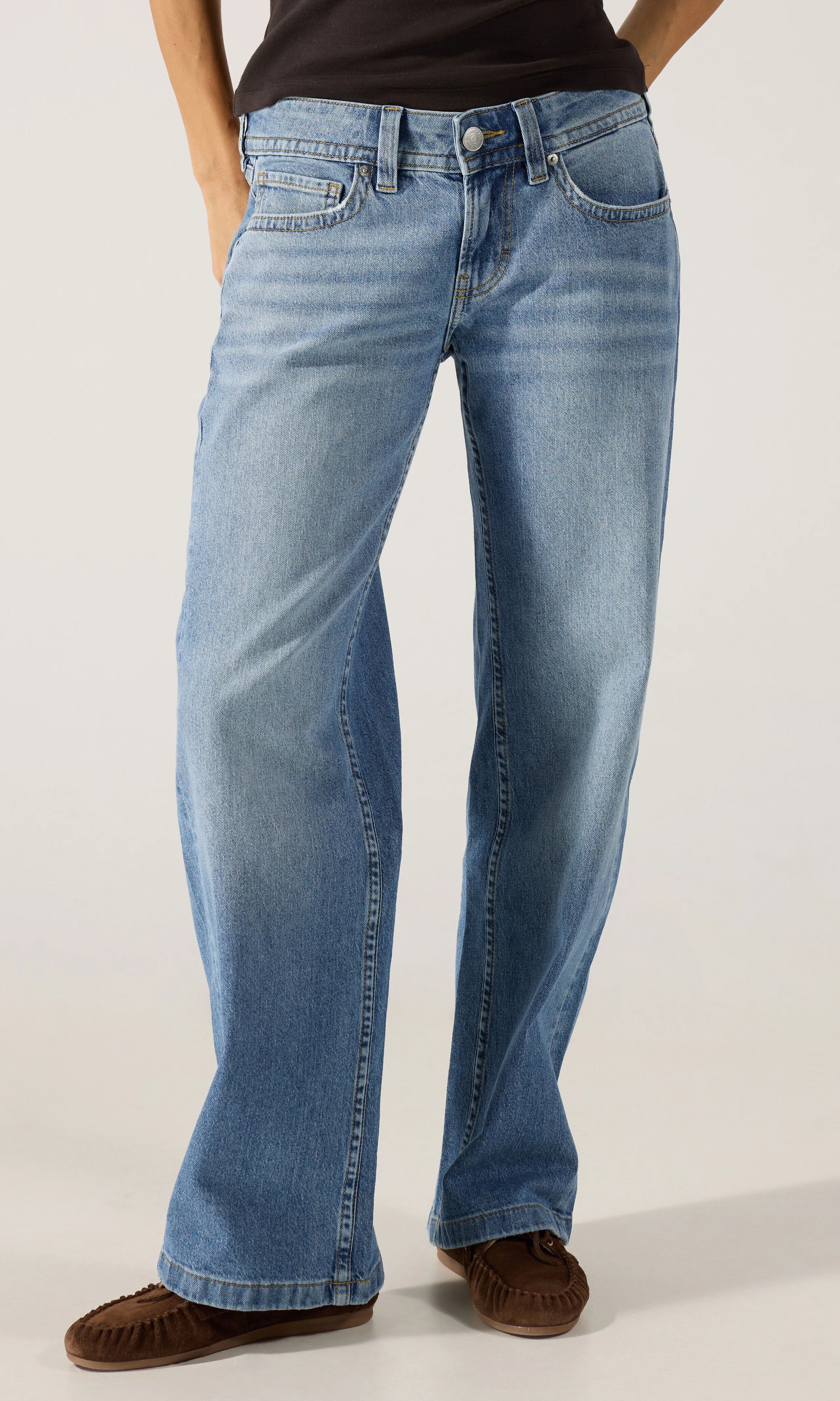 Low Straight Lys Blå Jeans. Front. Model.