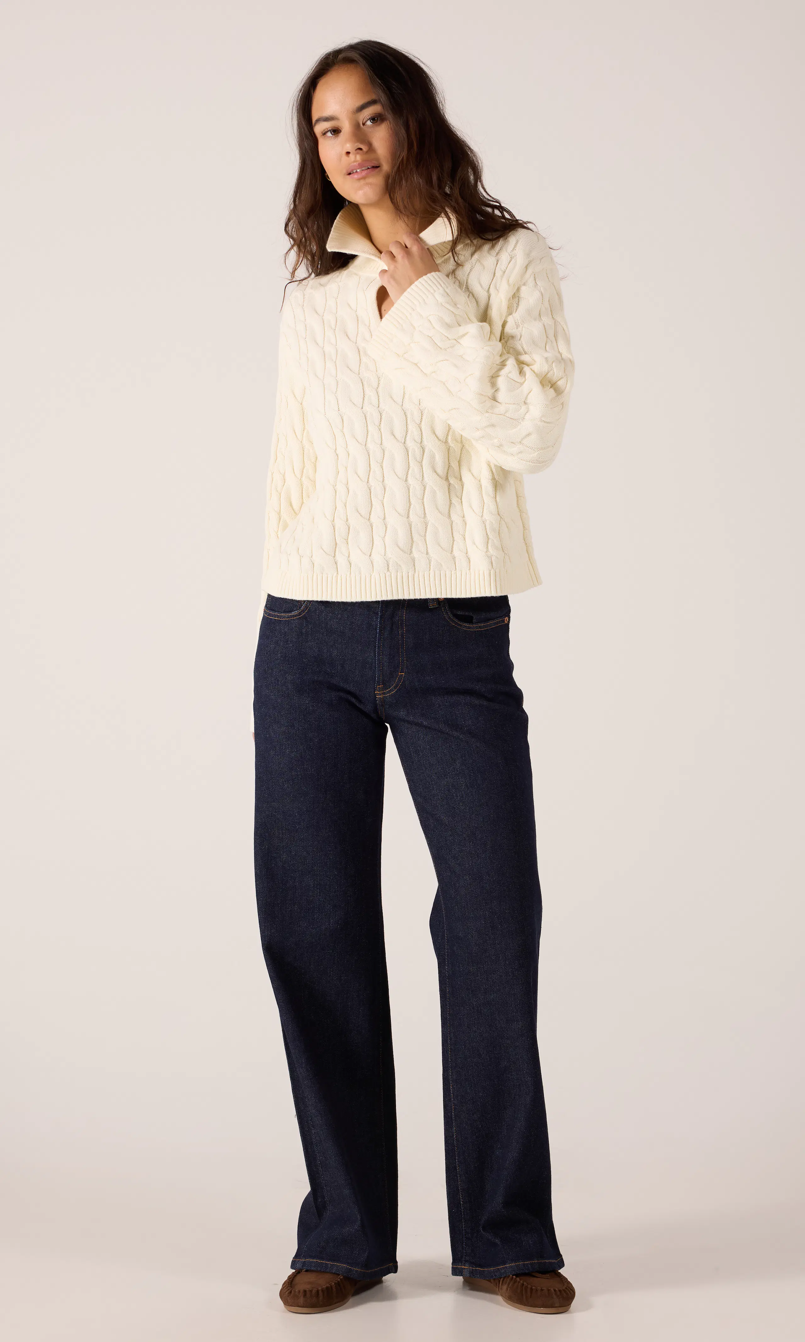 Wide Mörkblå Jeans. Front 1. Model.