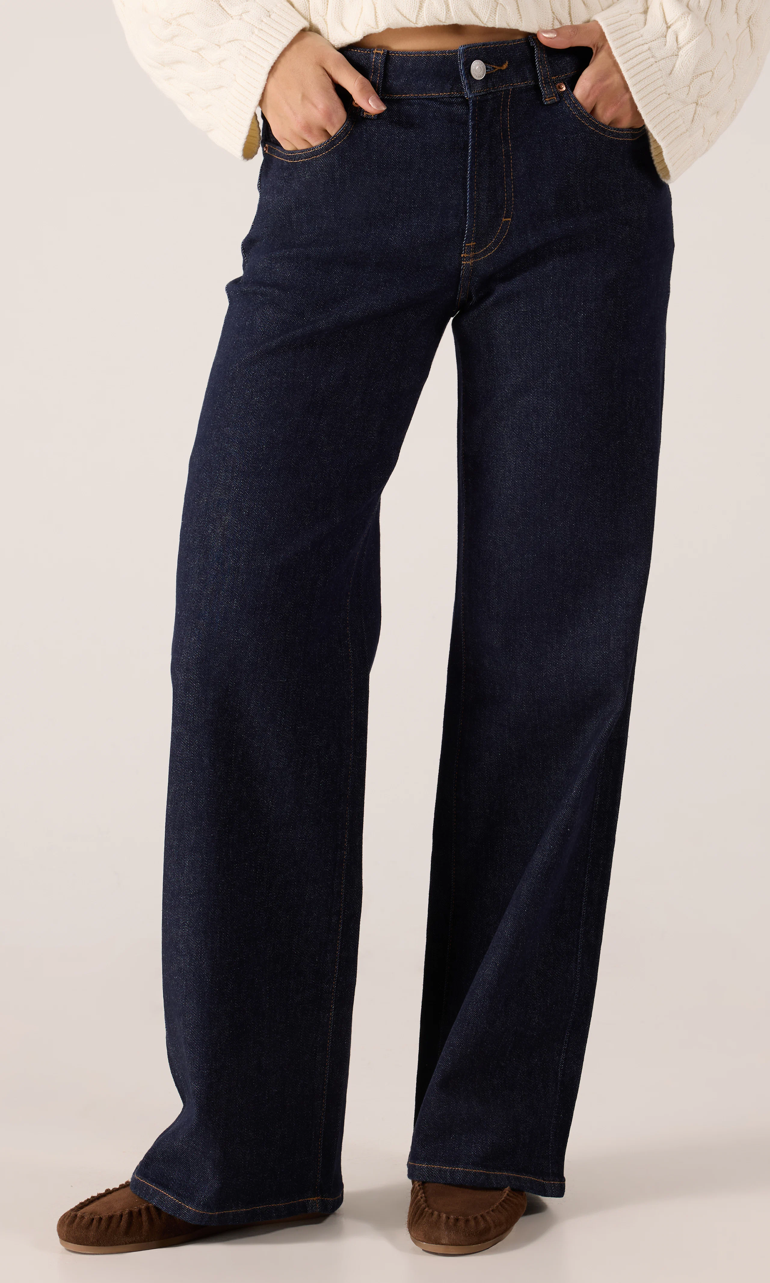 Wide Mörkblå Jeans. Front. Model.