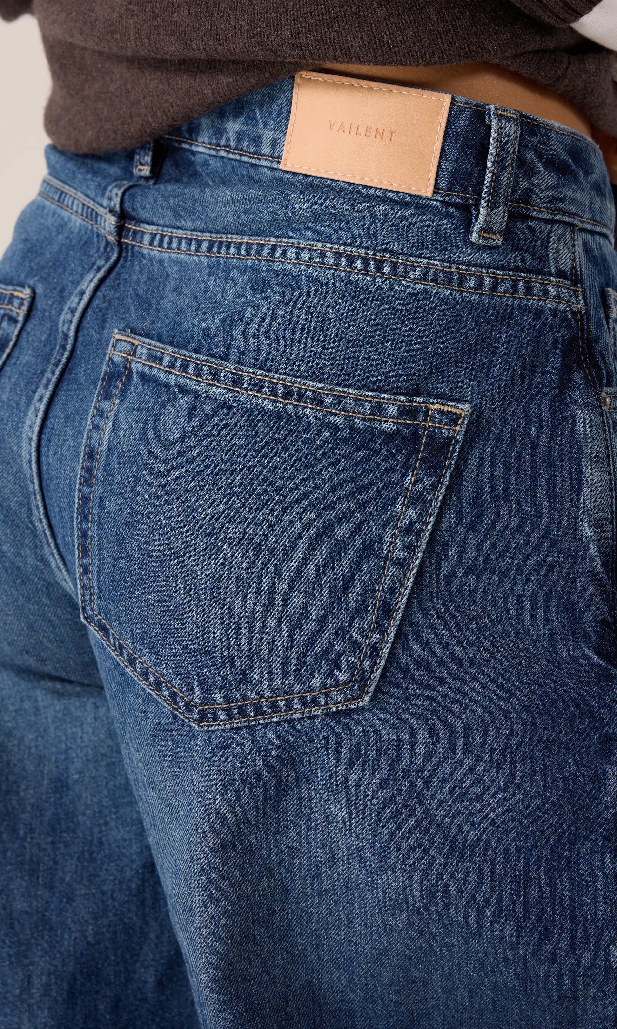 A-Line Jeans. Detail 1. Model.