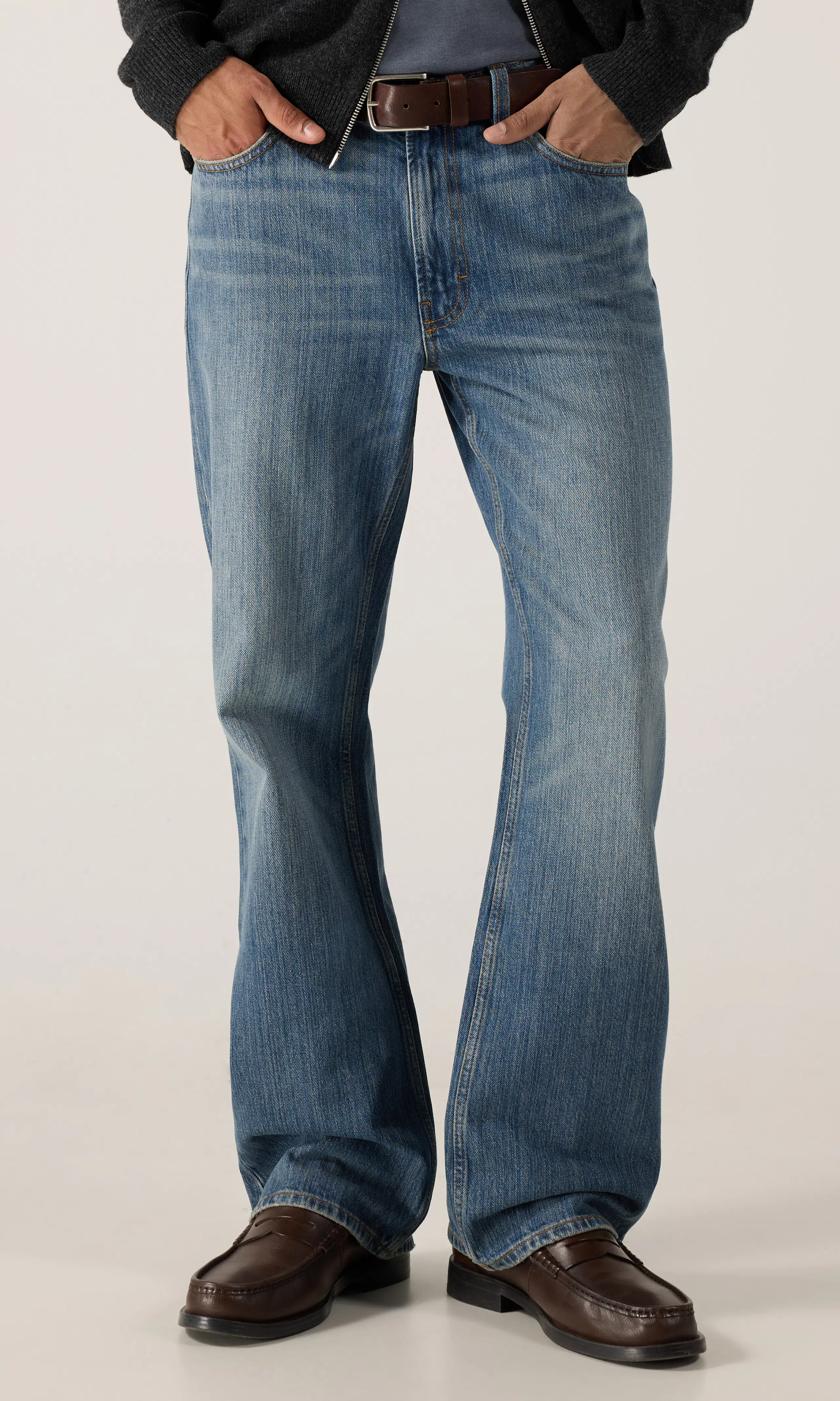 Bootcut Ljusblå Jeans. Front. Model.