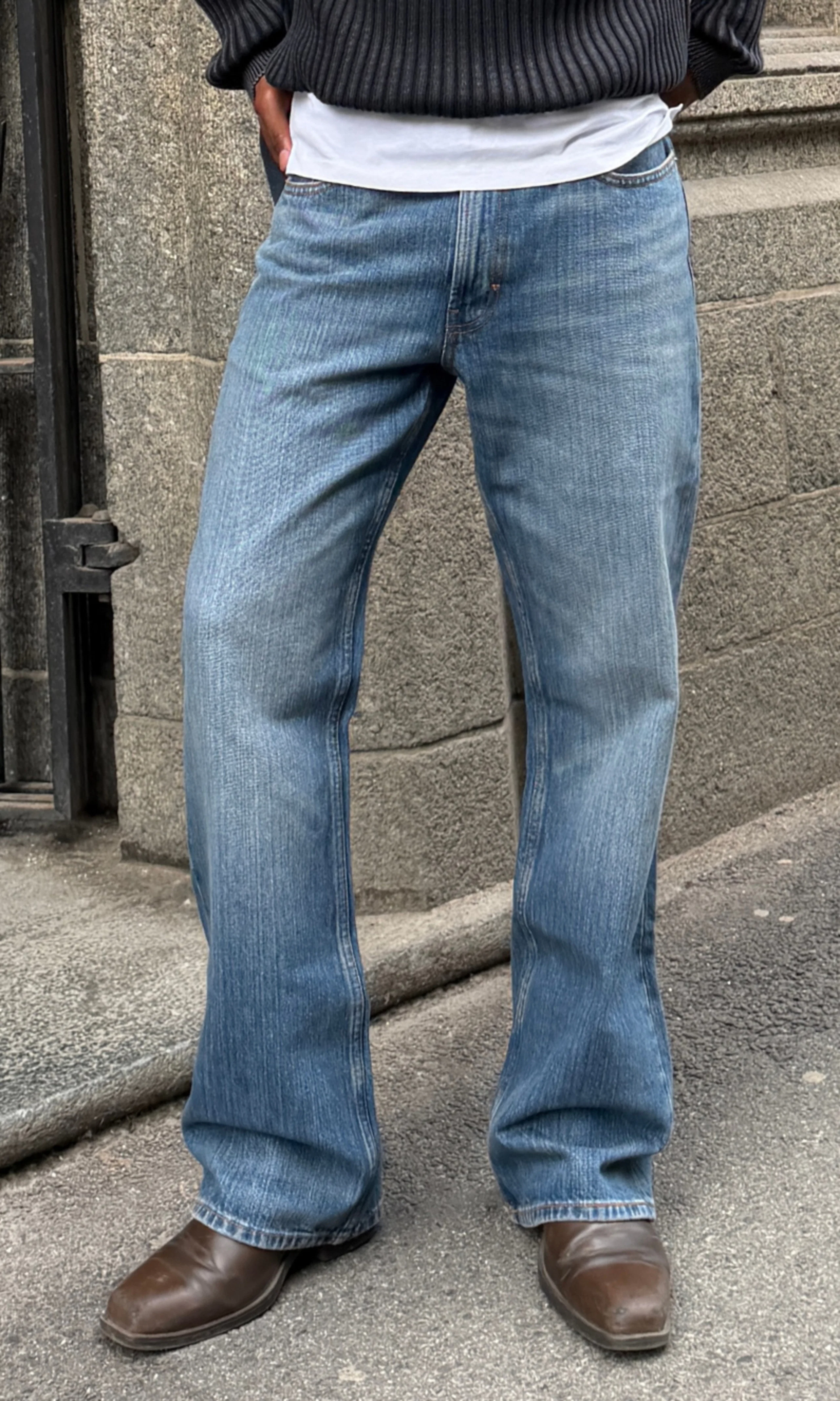 Bootcut Ljusblå Jeans. Front. Model.
