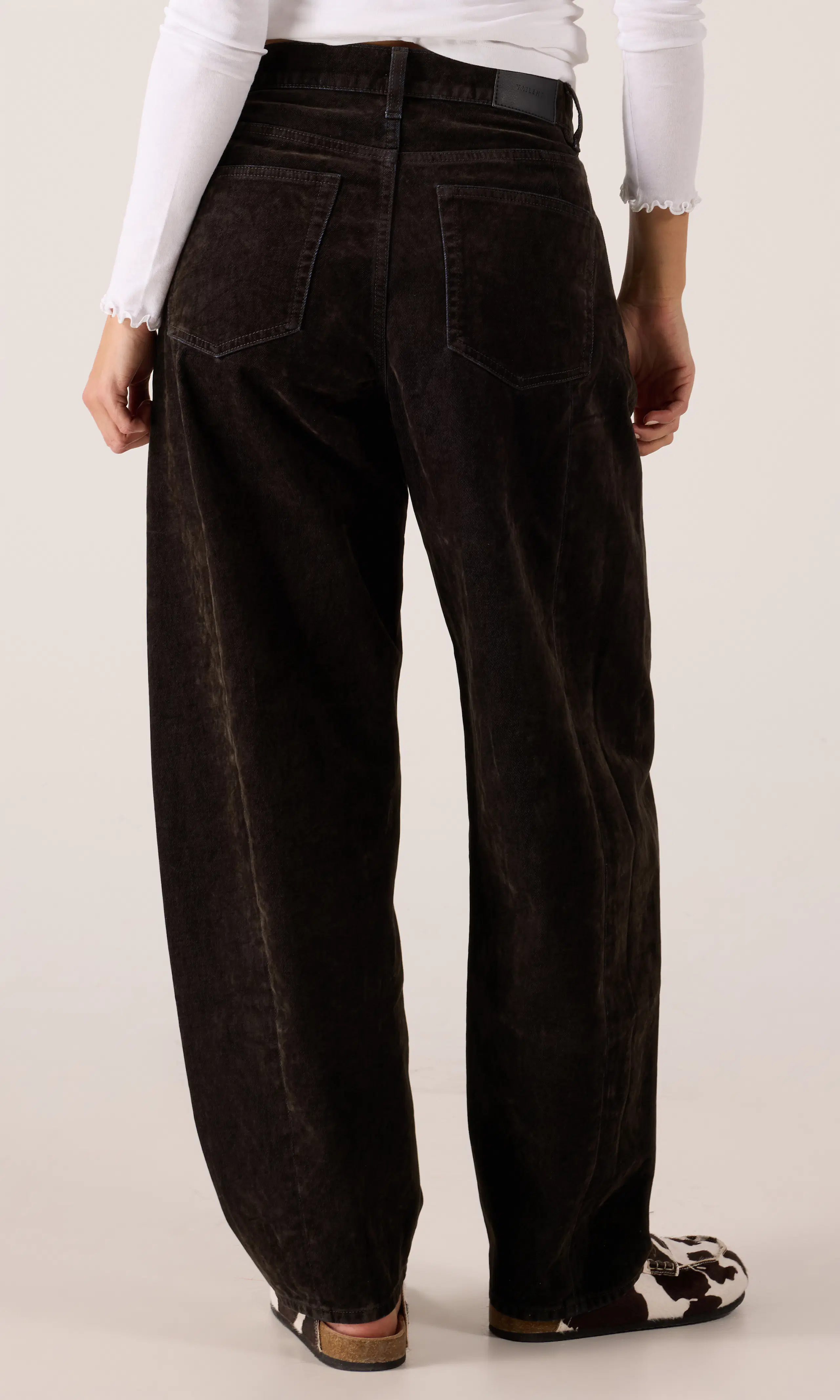 Barrel Flock Jeans. Back. Model.