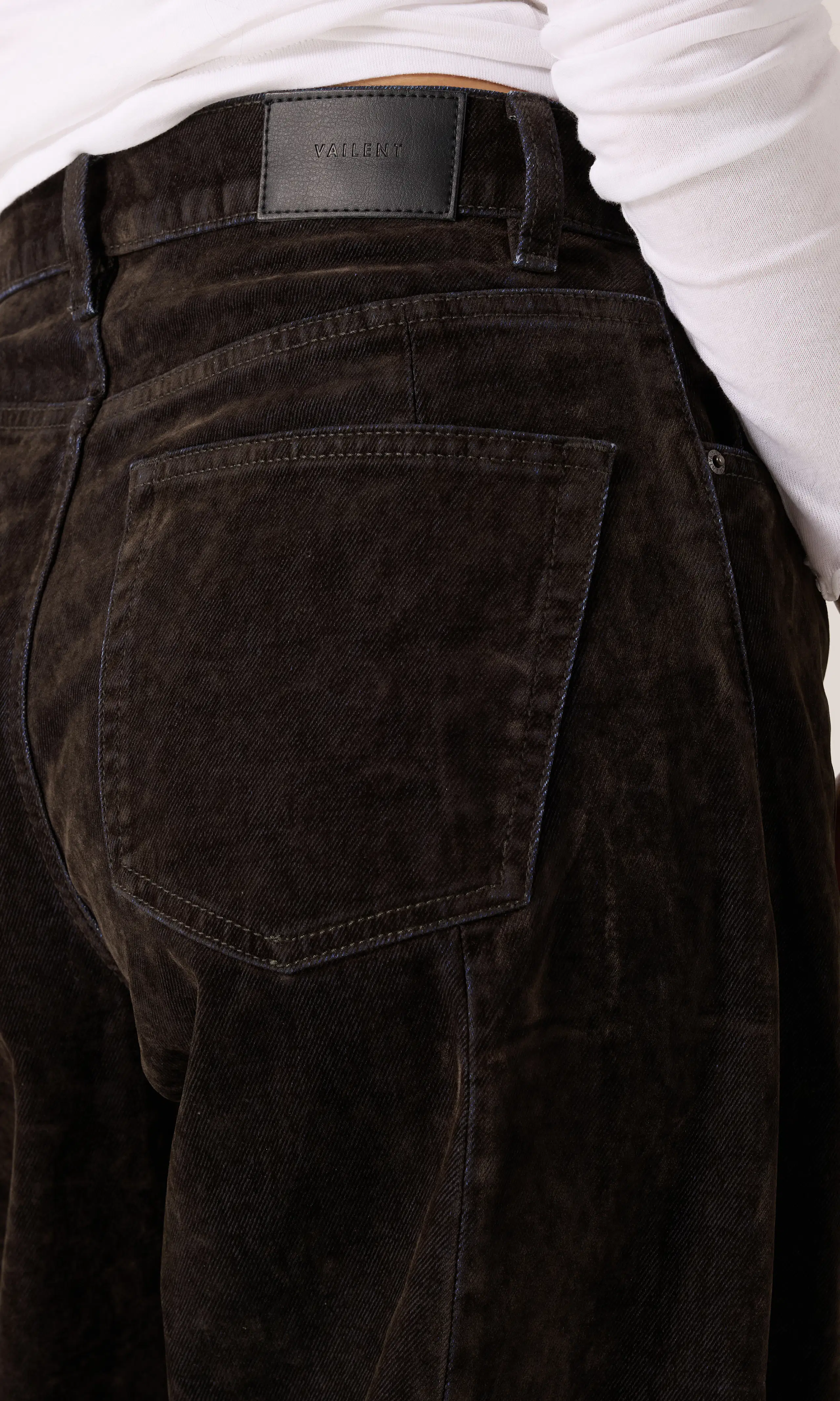 Barrel Flock Jeans. Detail 1. Model.